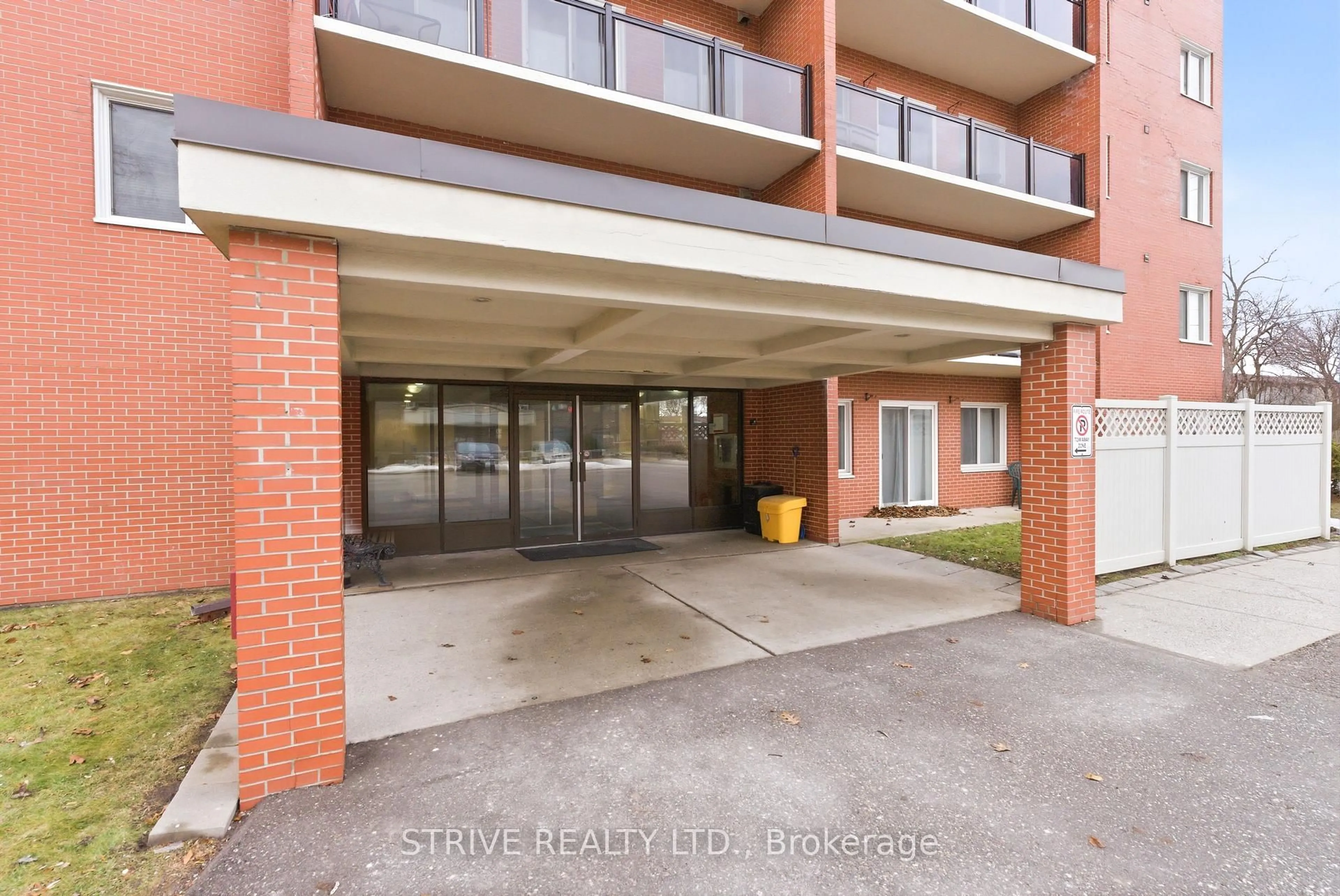 Indoor foyer for 131 Taunton Rd #408, Oshawa Ontario L1G 3T8