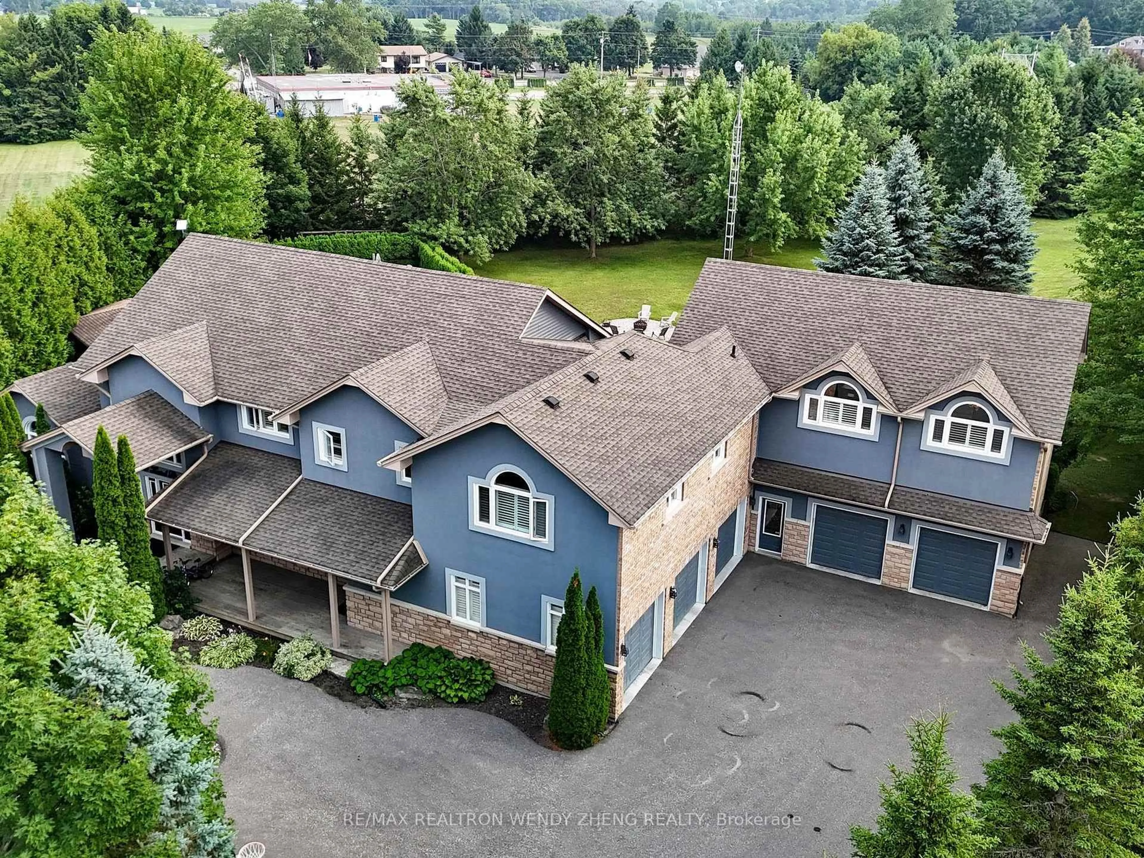 A pic from outside/outdoor area/front of a property/back of a property/a pic from drone, unknown for 99 Hurd St, Oshawa Ontario L1H 7K4