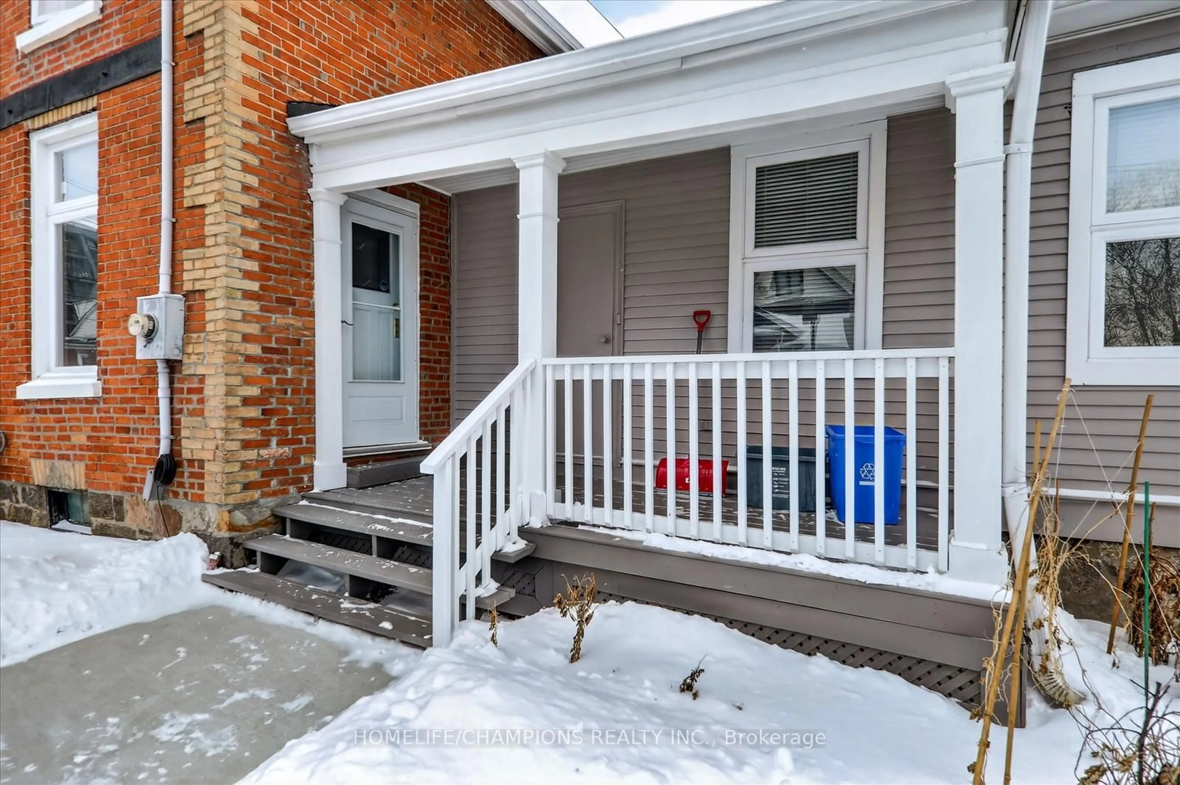 Indoor entryway for 168 Centre St, Oshawa Ontario L1H 4A6