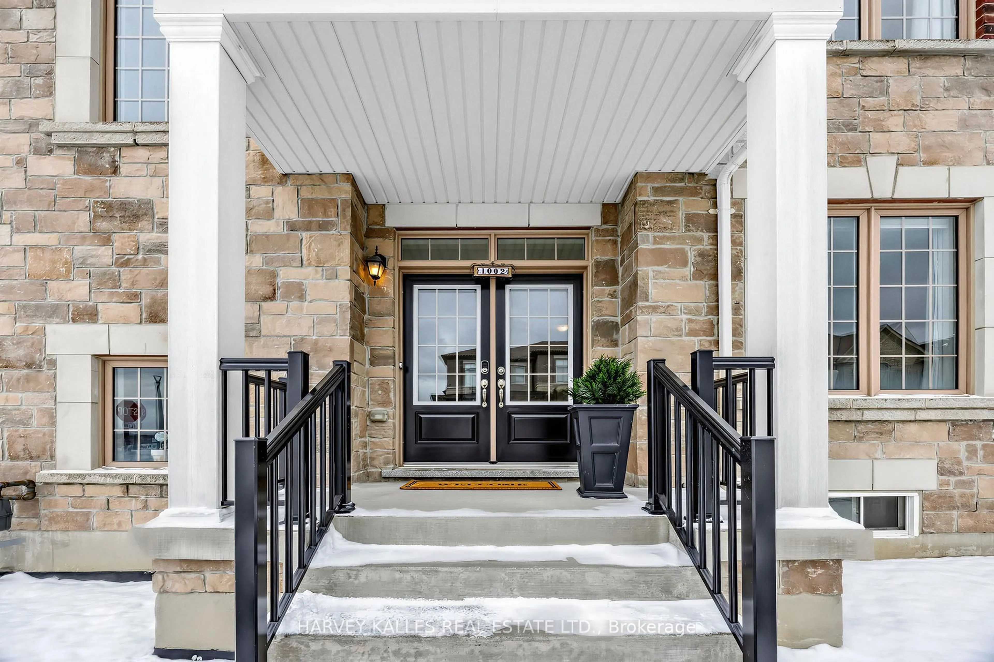 Indoor entryway for 1002 Kingpeak Cres, Pickering Ontario L1X 0H3