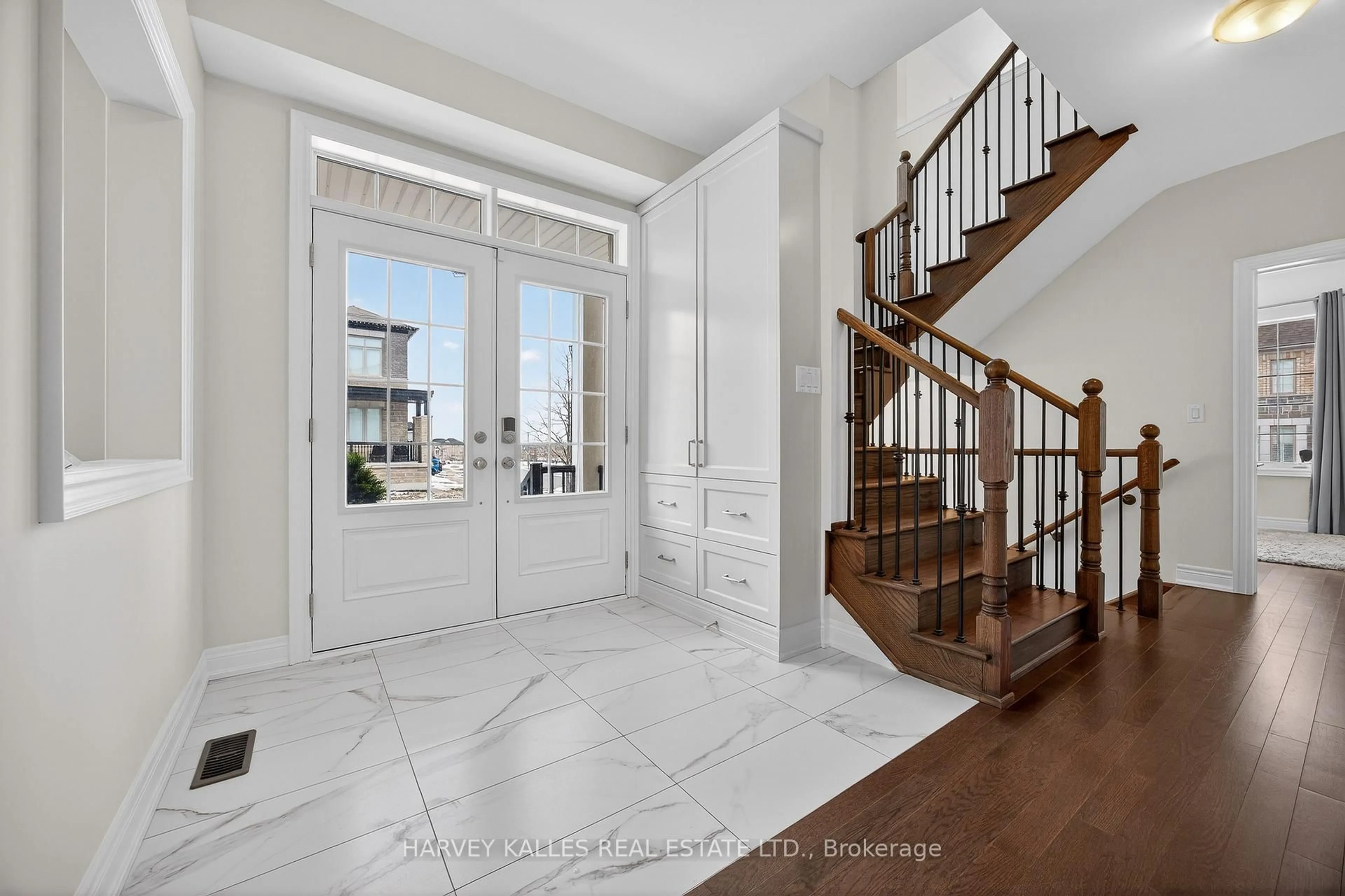 Indoor entryway for 1002 Kingpeak Cres, Pickering Ontario L1X 0H3