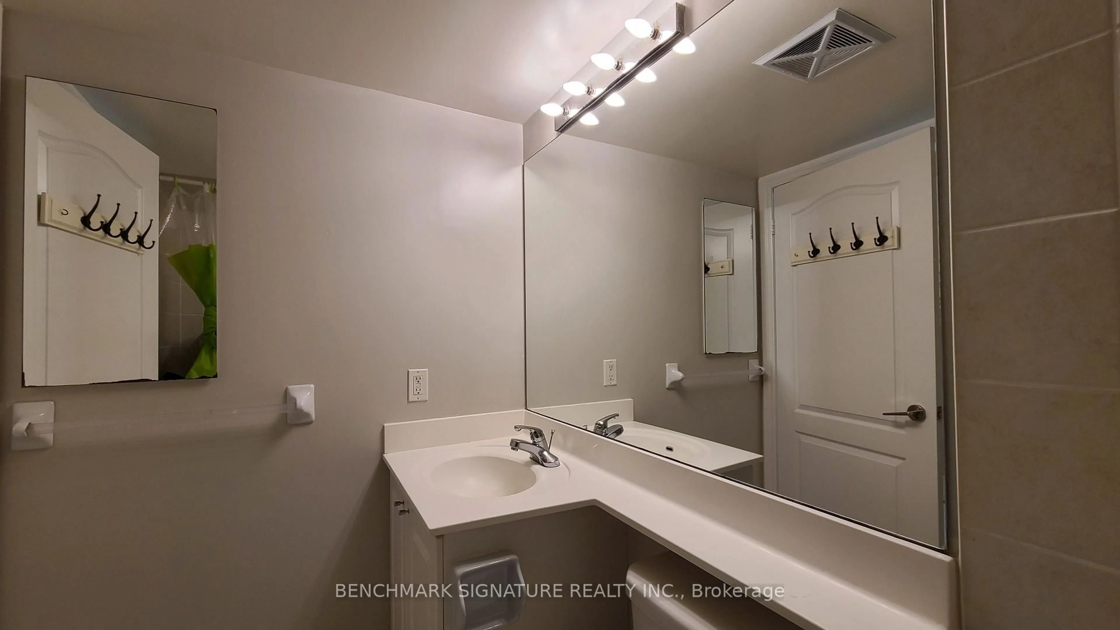 Standard bathroom, ceramic/tile floor for 60 Town Centre Crt #902, Toronto Ontario M1P 0B1