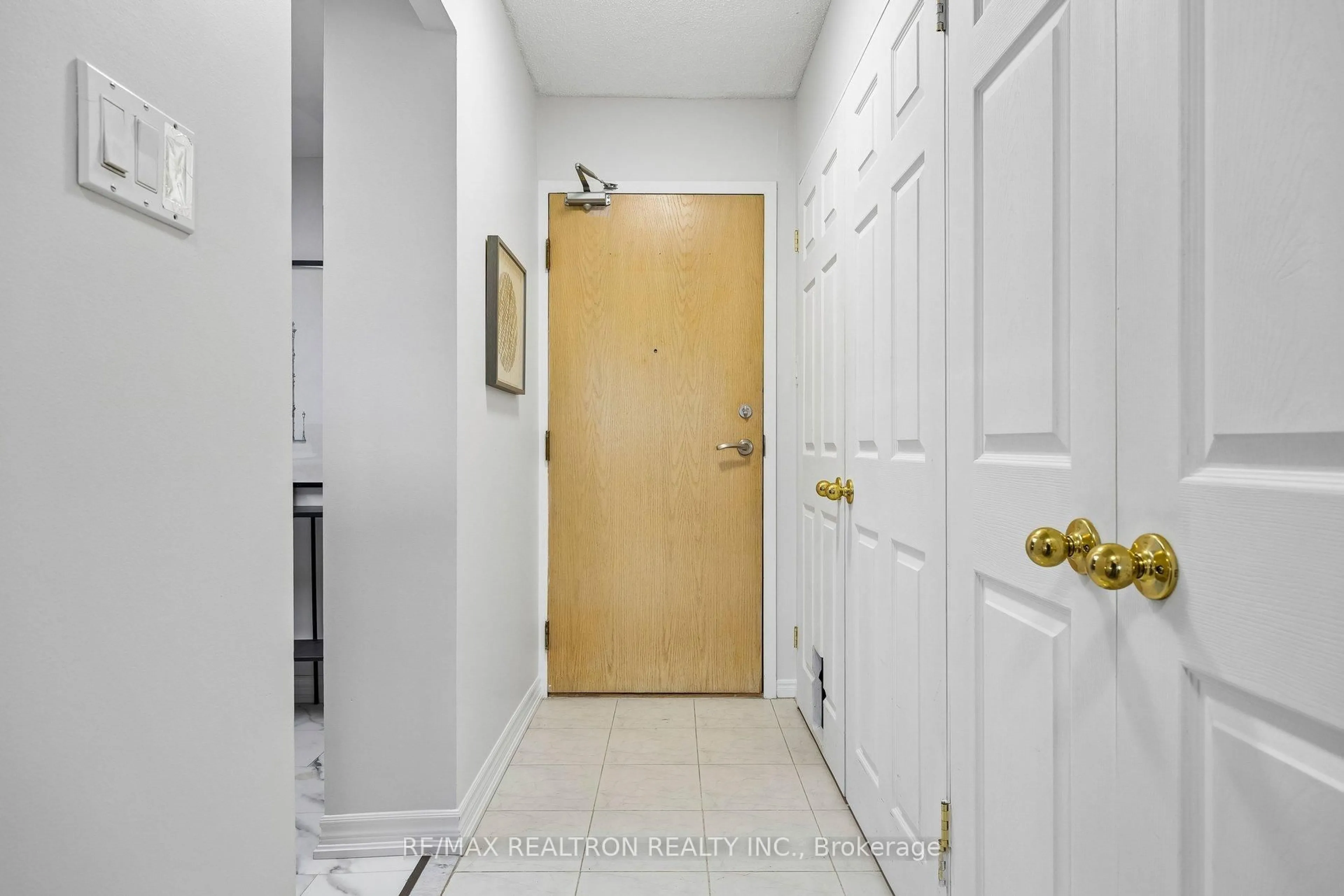 Indoor entryway for 3 Greystone Walk Dr #1033, Toronto Ontario M1K 5J4