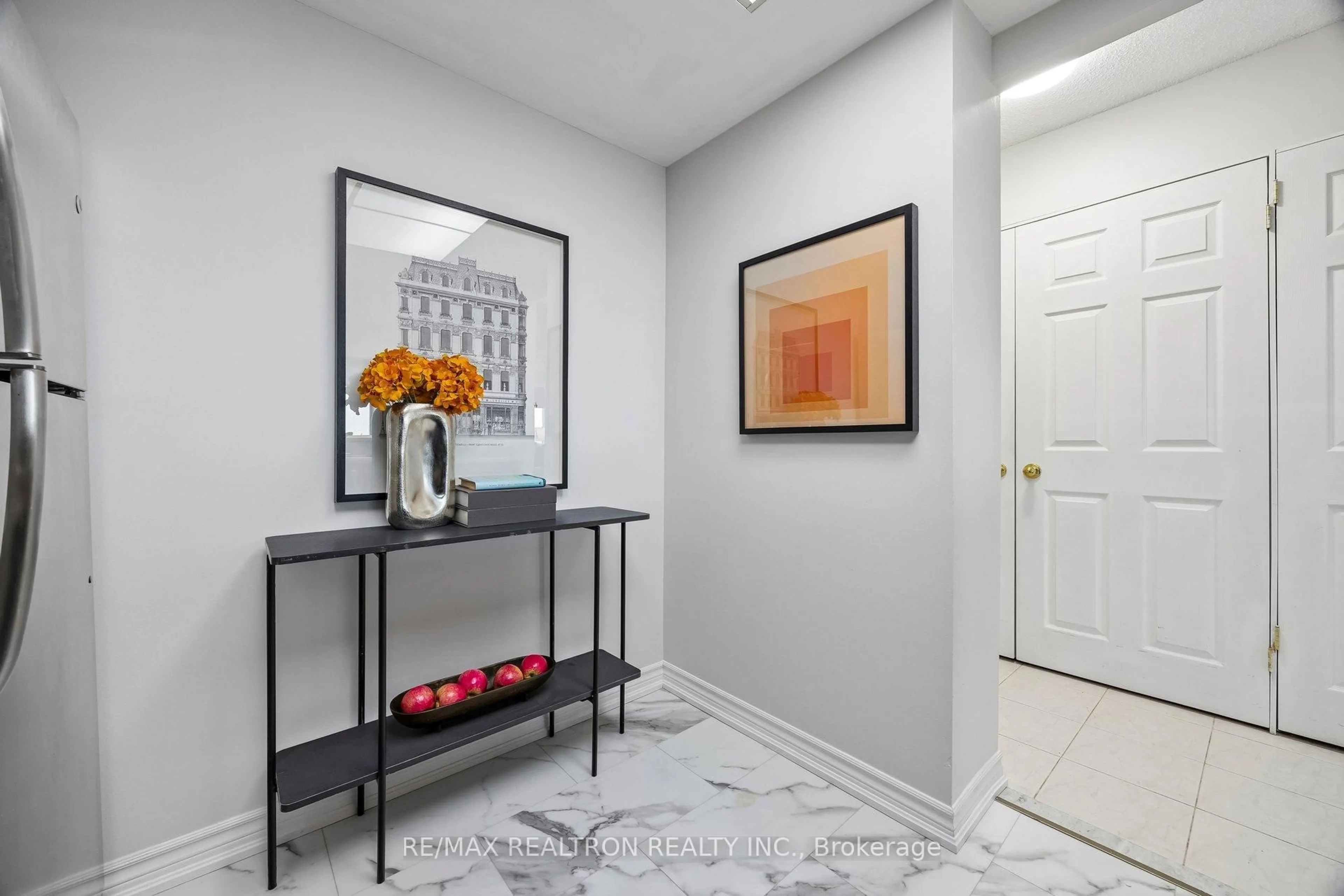 Indoor entryway for 3 Greystone Walk Dr #1033, Toronto Ontario M1K 5J4