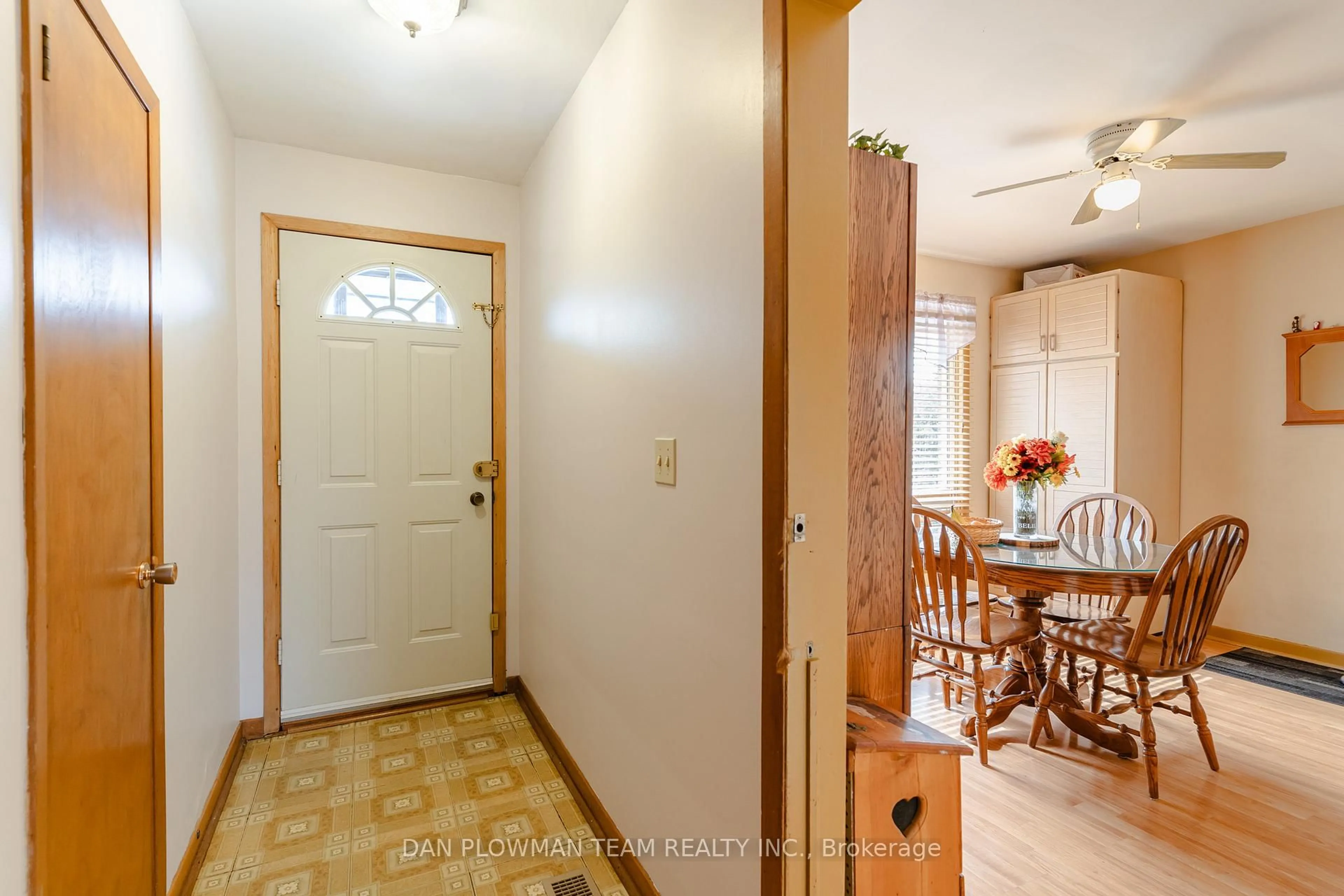 Indoor entryway for 742 Chesterton Ave, Oshawa Ontario L1H 3J3