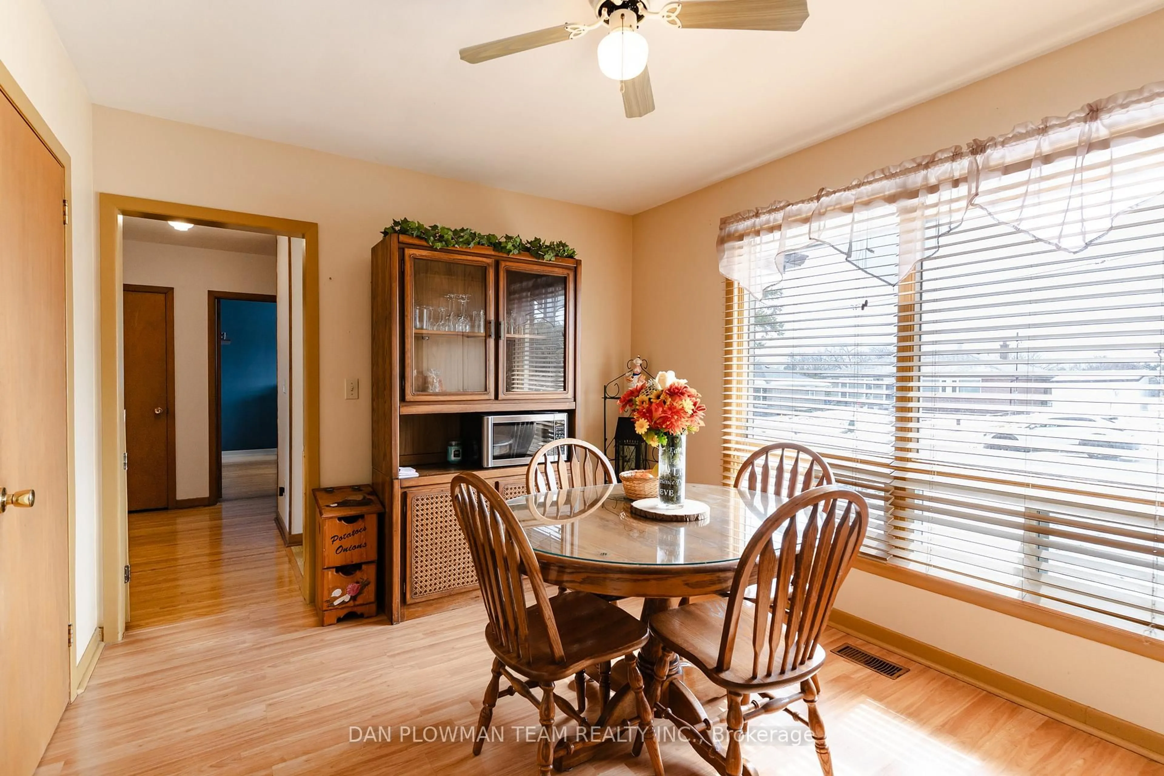 Dining room, wood/laminate floor for 742 Chesterton Ave, Oshawa Ontario L1H 3J3