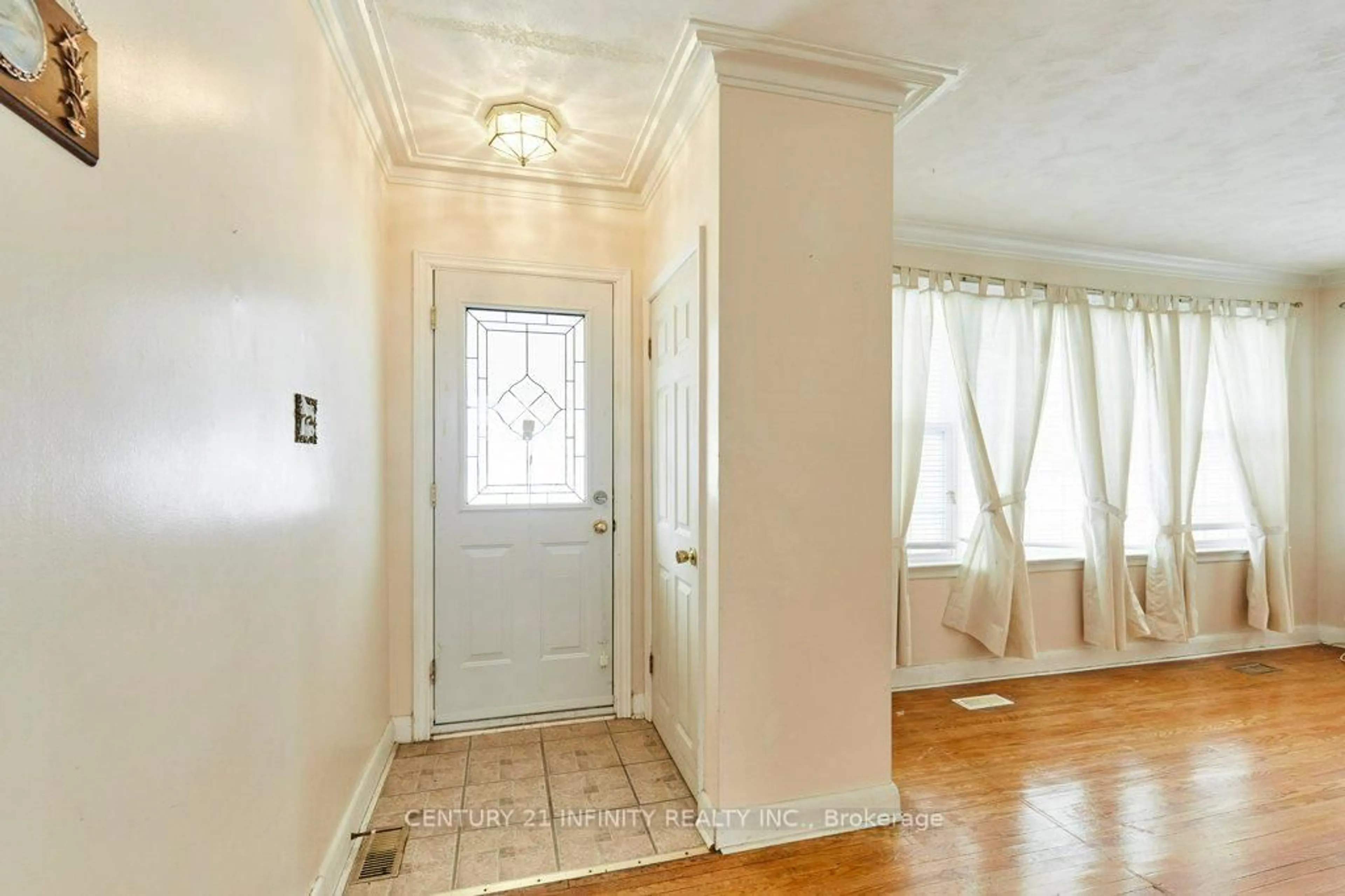 Indoor entryway for 1181 Valley Dr, Oshawa Ontario L1J 3M6