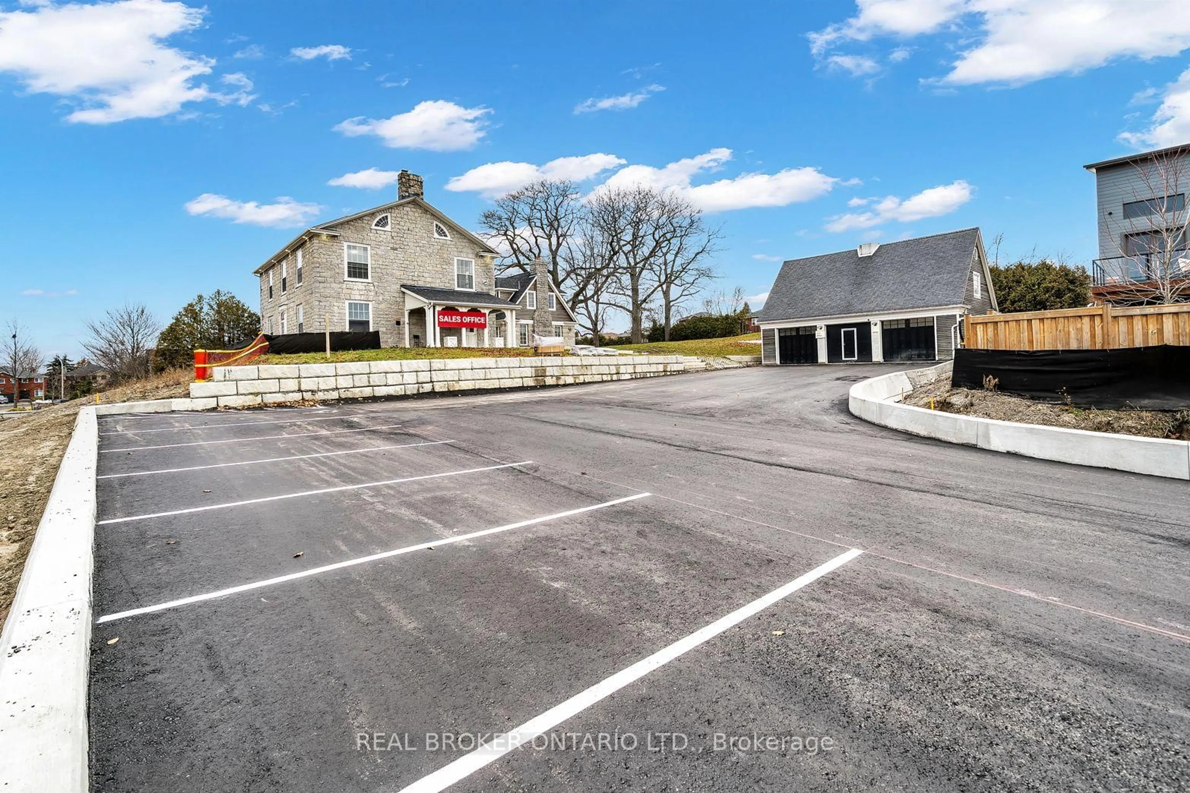 A pic from outside/outdoor area/front of a property/back of a property/a pic from drone, street for 780 Garden St, Whitby Ontario L1N 8P2