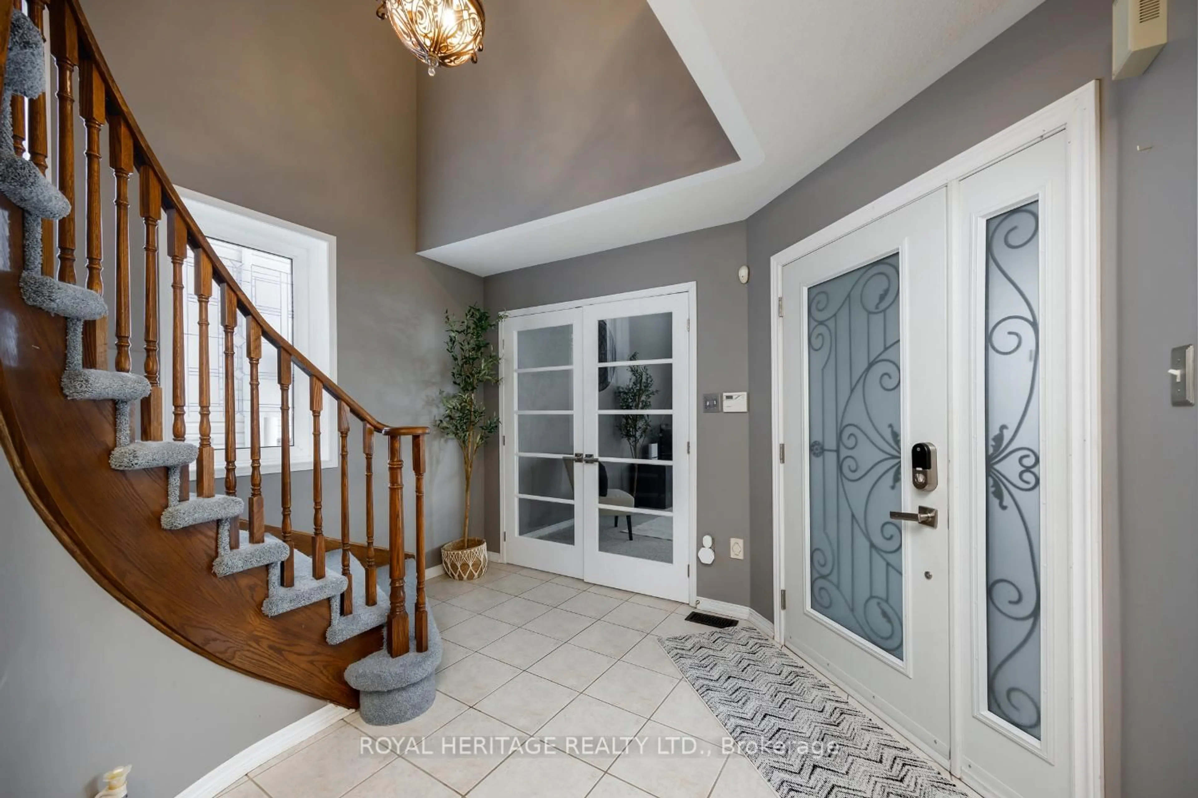 Indoor entryway for 1545 Arborwood Dr, Oshawa Ontario L1K 2Y5