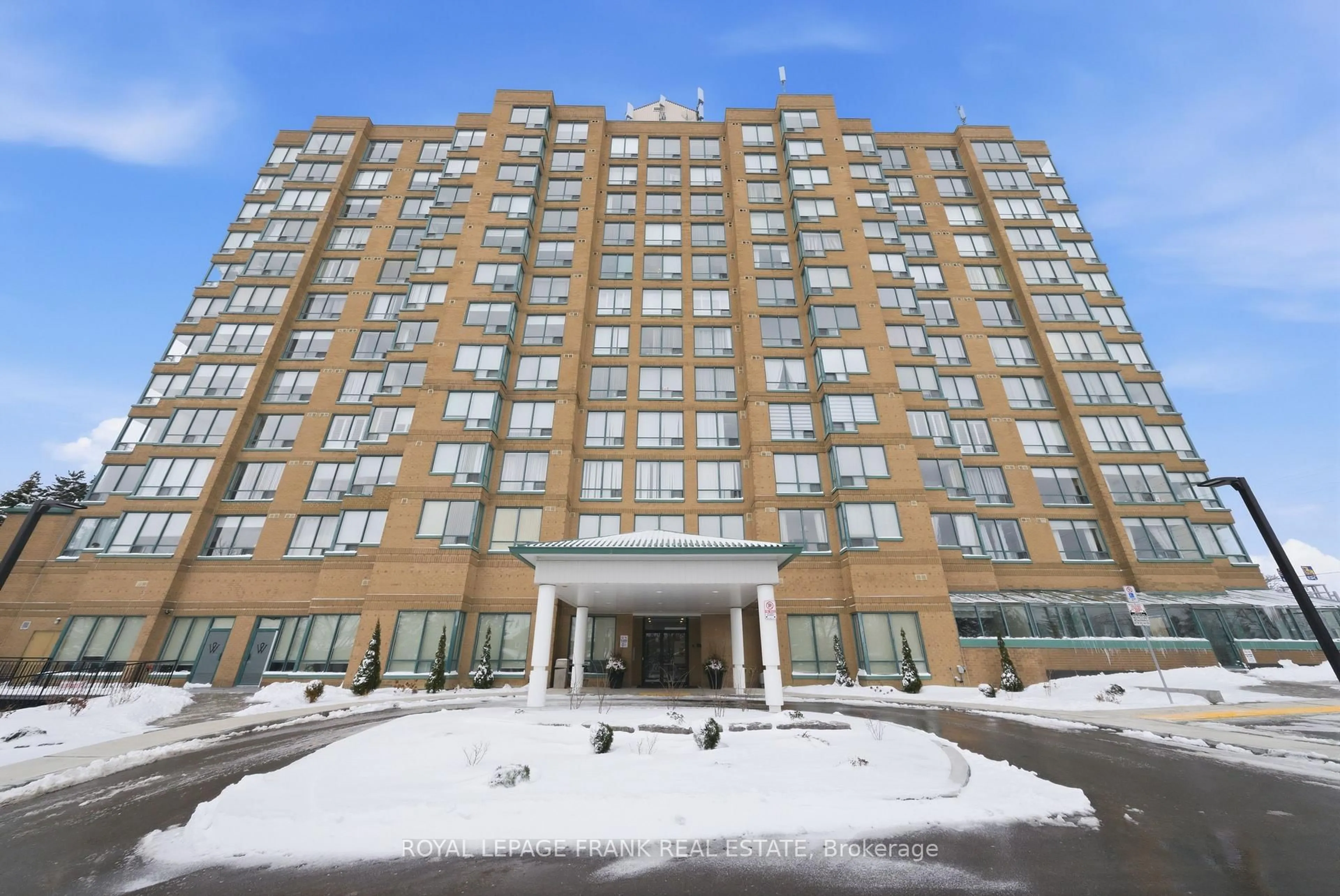 Indoor foyer for 711 Rossland Rd #710, Whitby Ontario L1N 8Z1