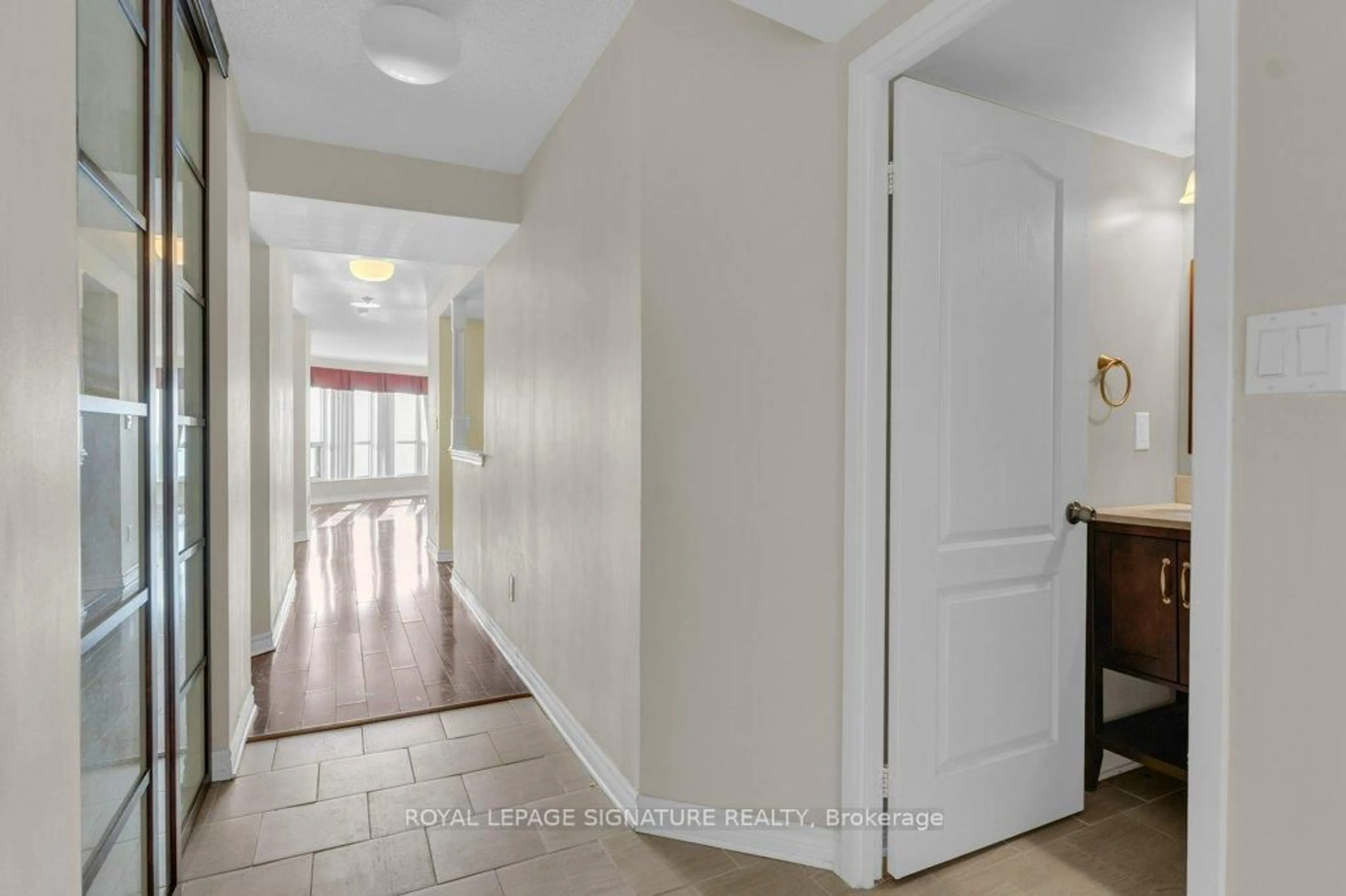 Indoor entryway for 712 Rossland Rd #1106, Whitby Ontario L1N 9E8