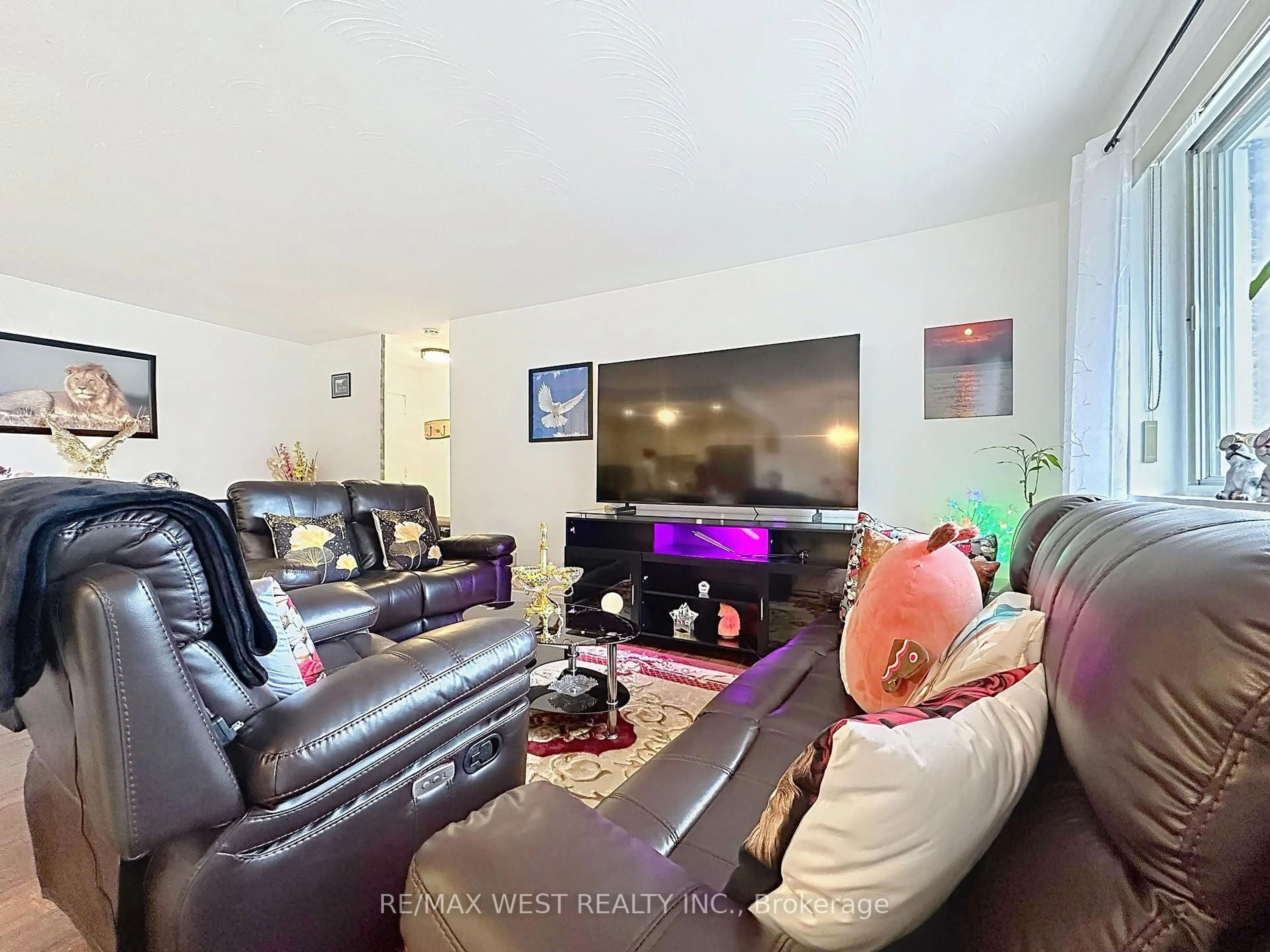 Living room with furniture, wood/laminate floor for 800 Kennedy Rd #206, Toronto Ontario M1K 2C9
