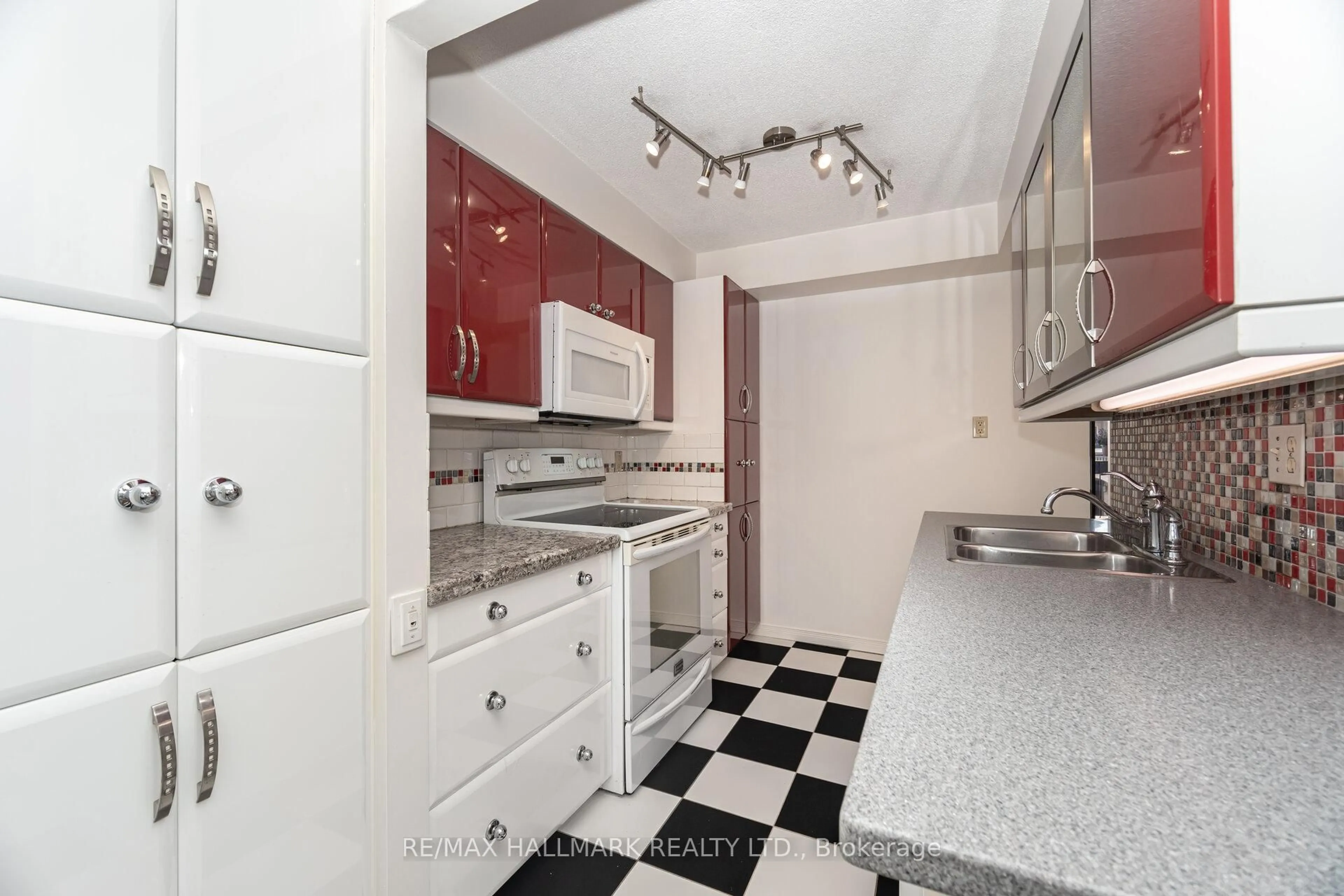 Standard kitchen, ceramic/tile floor for 2112 Queen St ##10, Toronto Ontario M4E 1E2