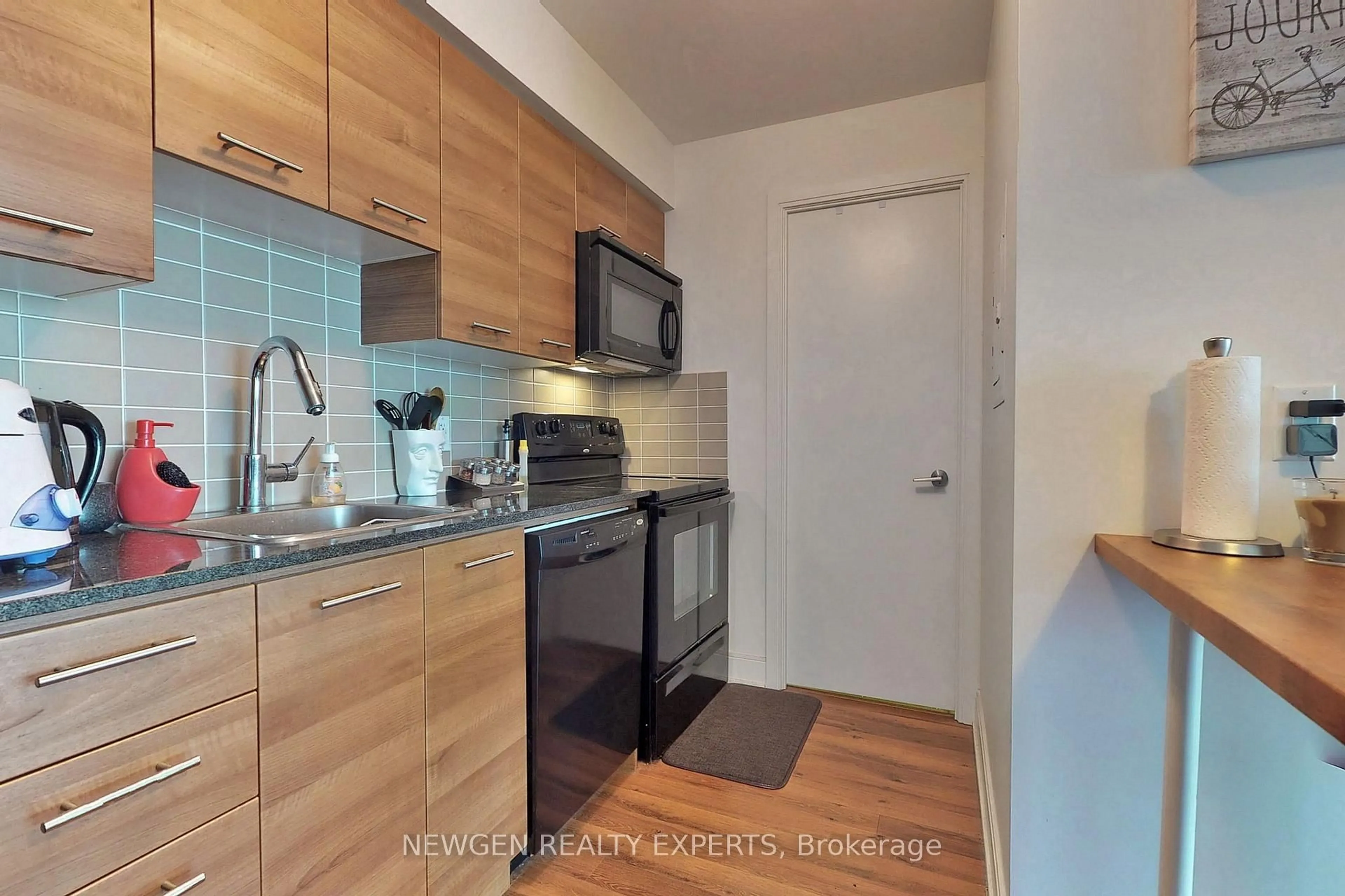 Standard kitchen, unknown for 135 Village Green Sq #1015, Toronto Ontario M1S 0L1