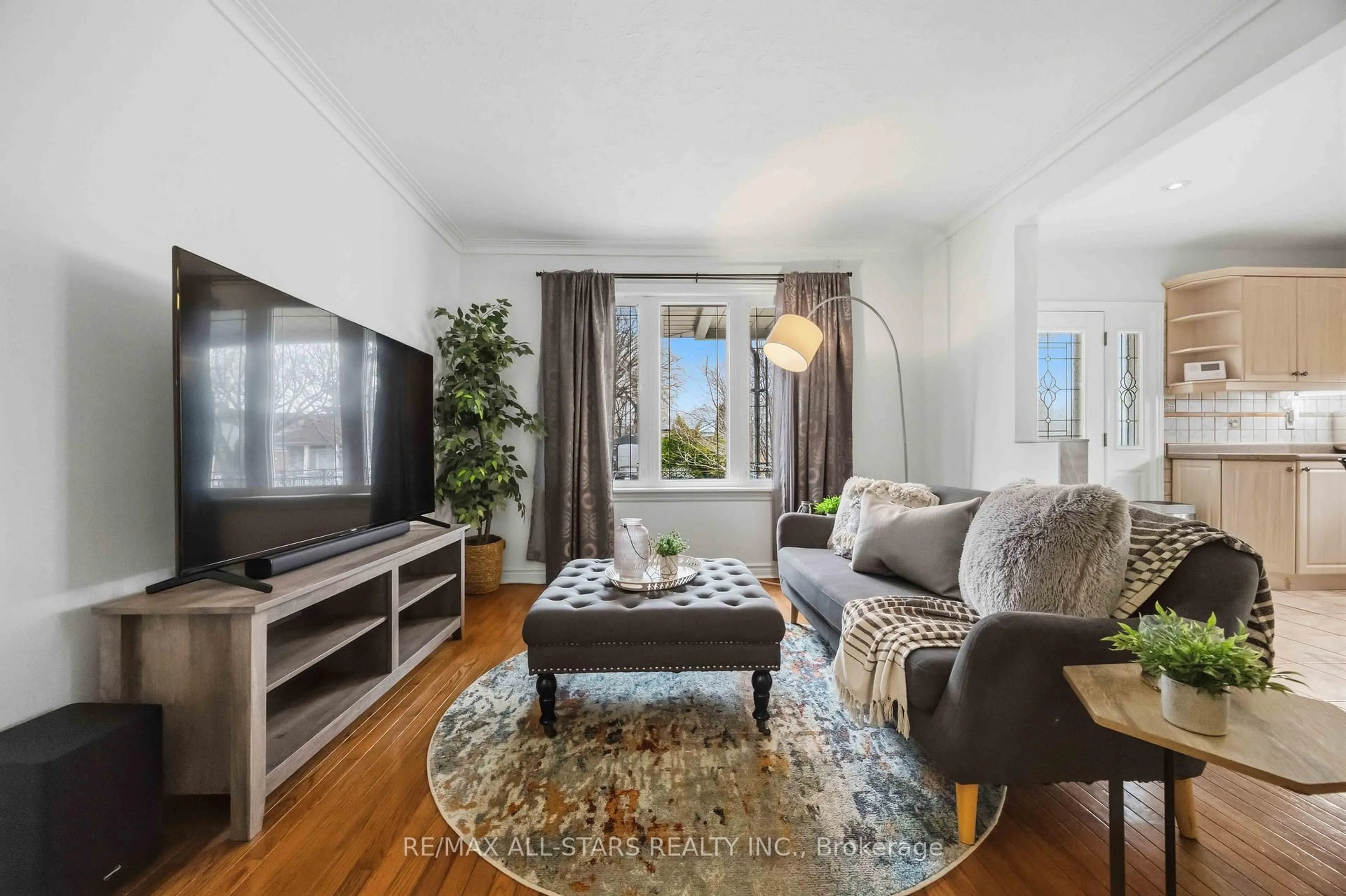 Living room with furniture, unknown for 28 Hubert Ave, Toronto Ontario M1K 1Z8