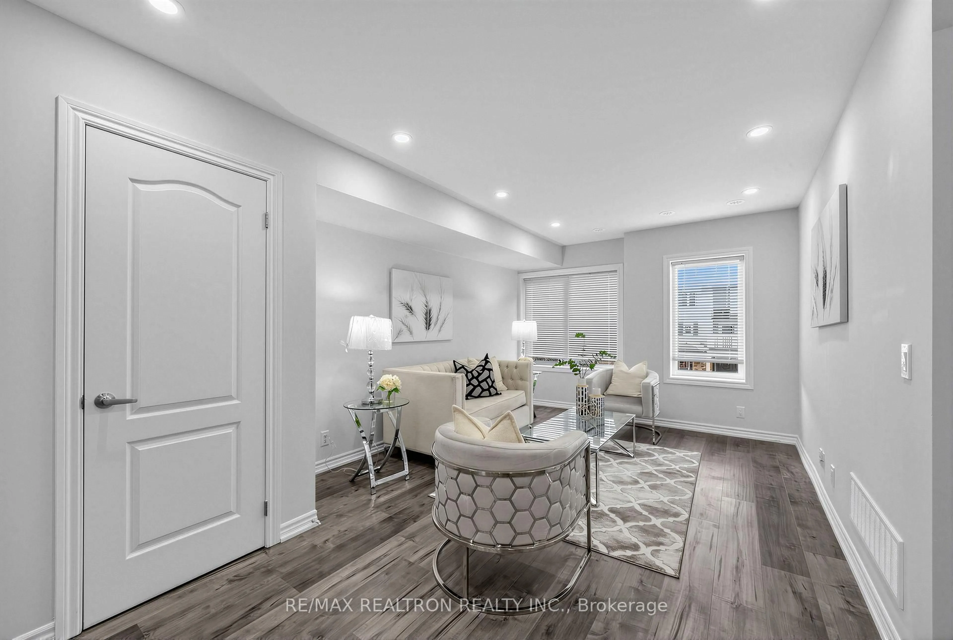 Indoor entryway for 2500 Hill Rise Crt #35, Oshawa Ontario L1L 0W2