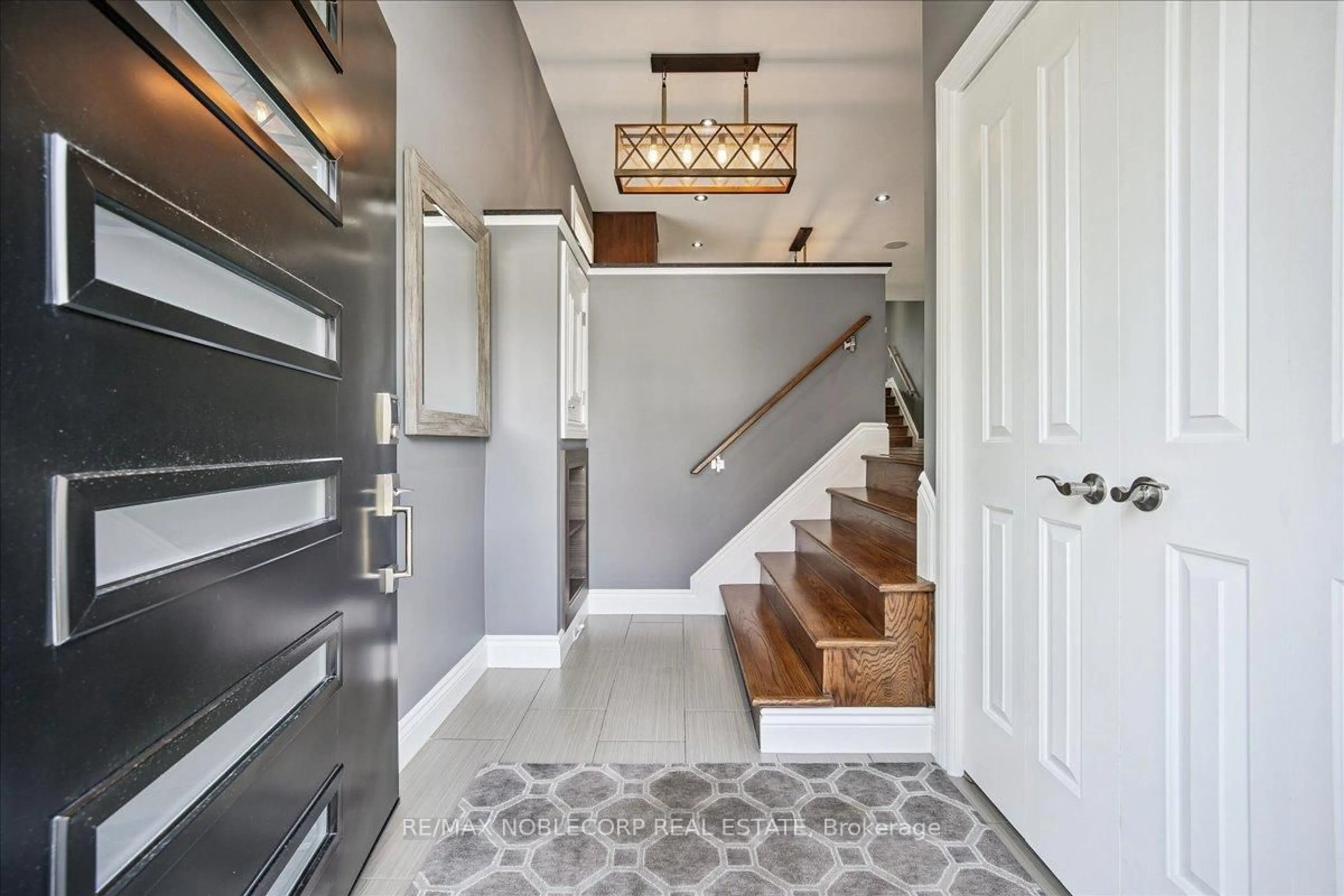 Indoor entryway for 77 Crayford Dr, Toronto Ontario M1W 3B5