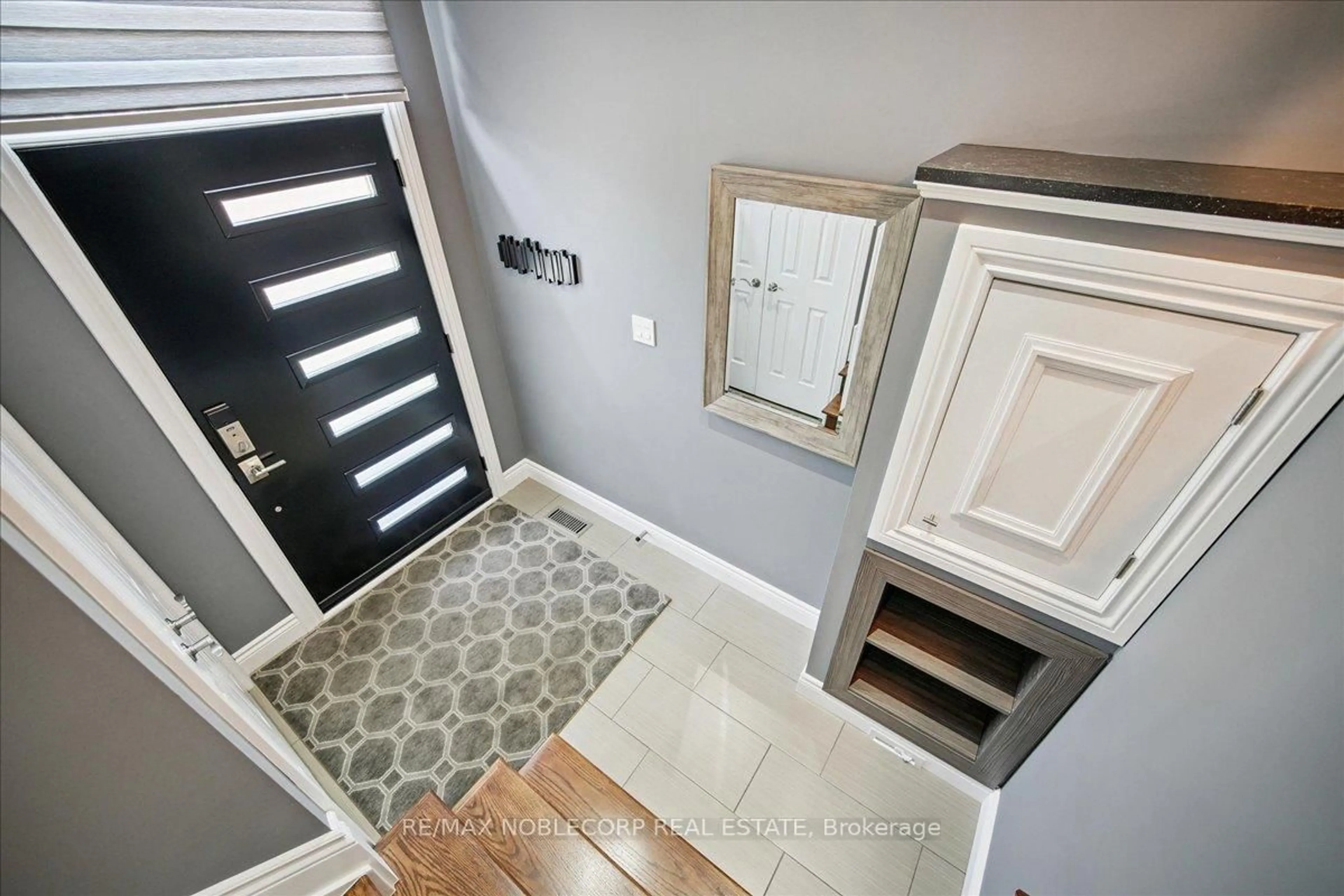 Indoor entryway for 77 Crayford Dr, Toronto Ontario M1W 3B5