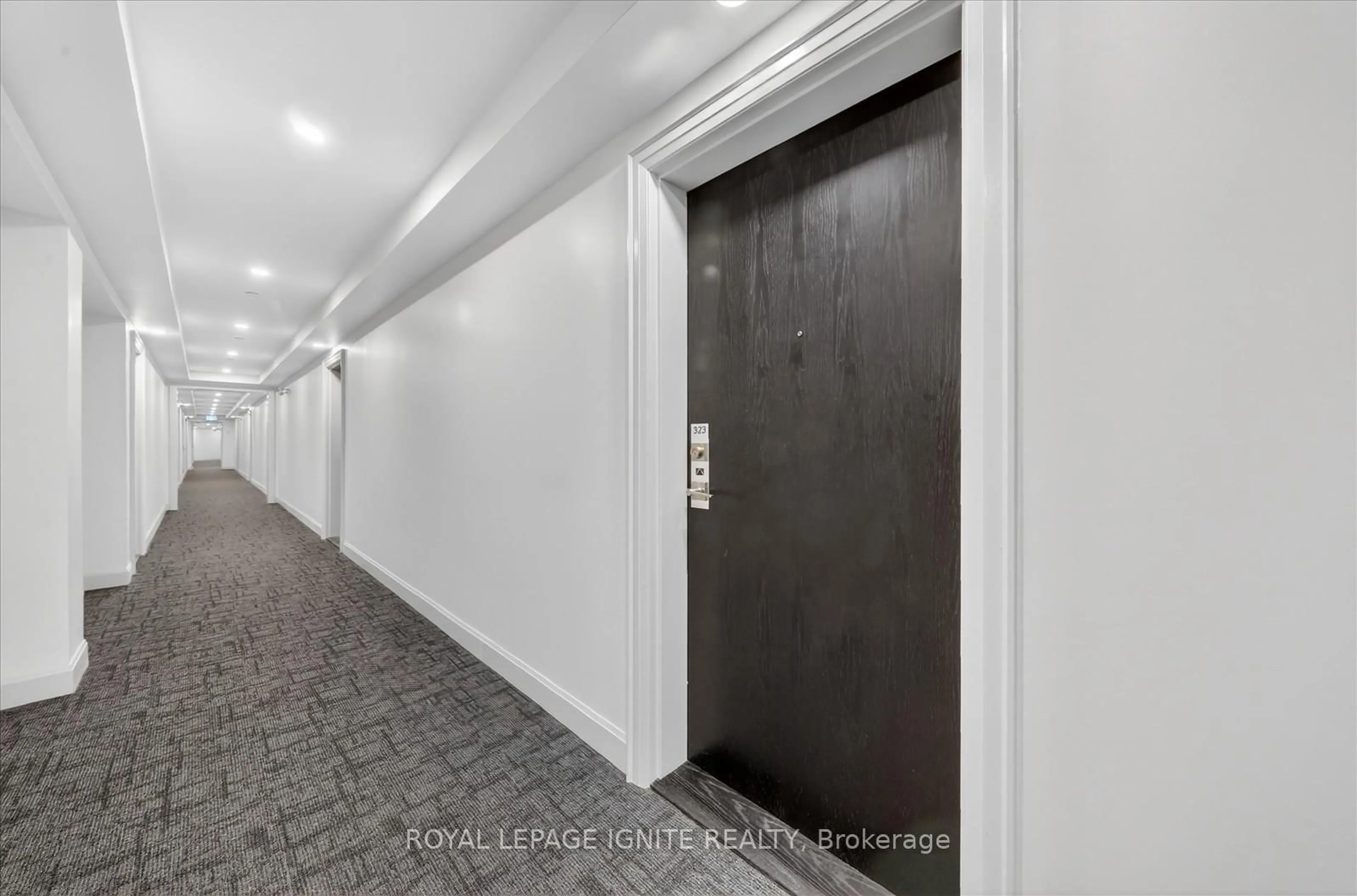 Indoor foyer for 50 Lakebreeze Dr #323, Clarington Ontario L1B 0V9