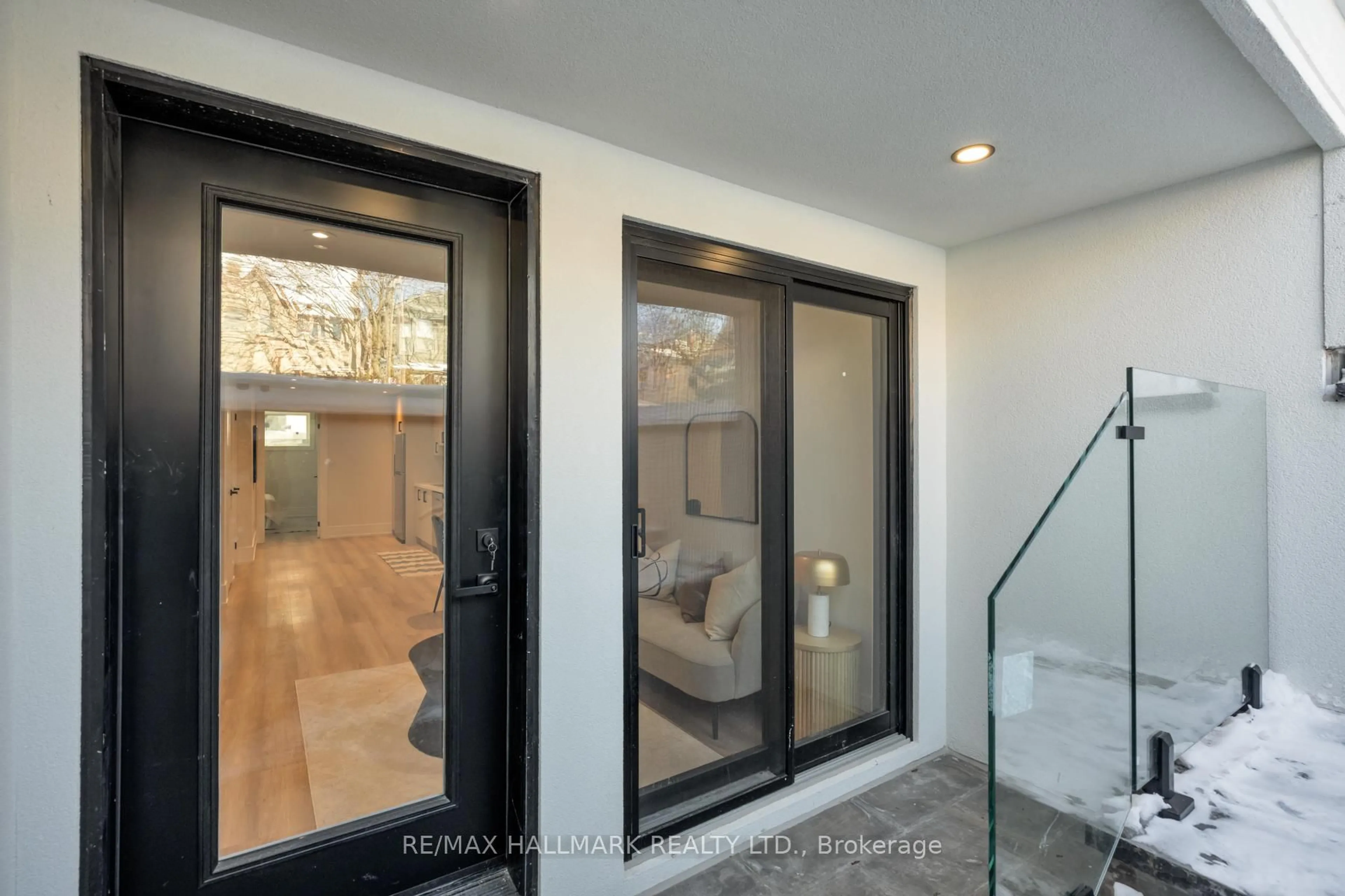 Indoor entryway for 15 Cruikshank Ave, Toronto Ontario M4K 1S6