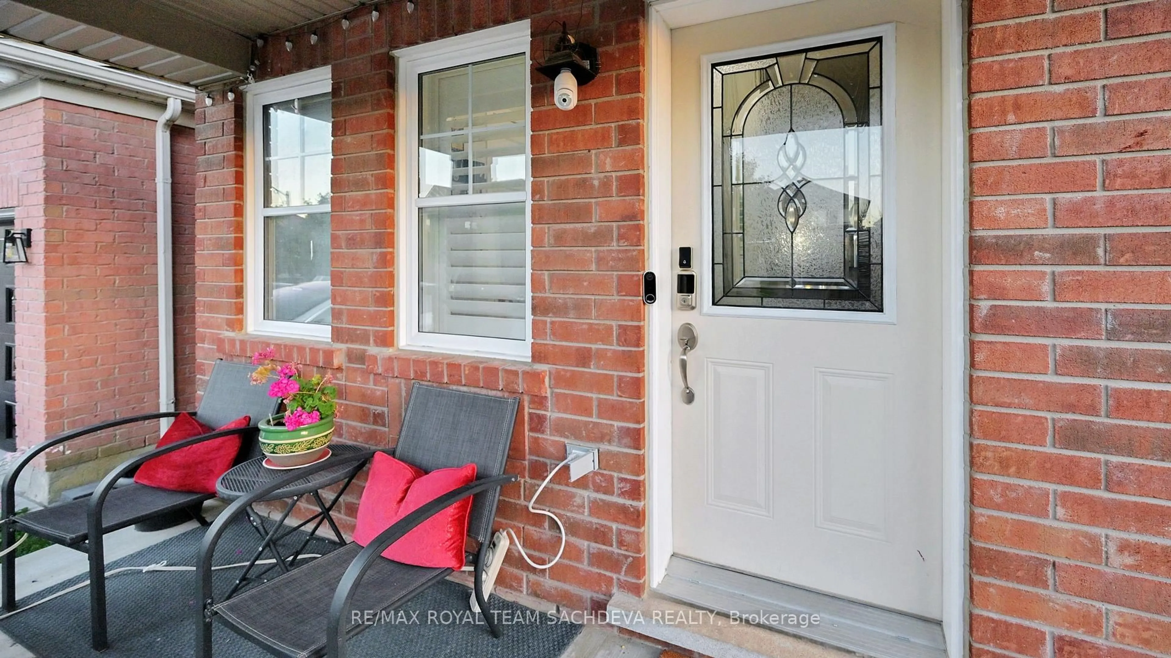 Indoor entryway for 1809 Parkhurst Cres, Pickering Ontario L1X 0A8