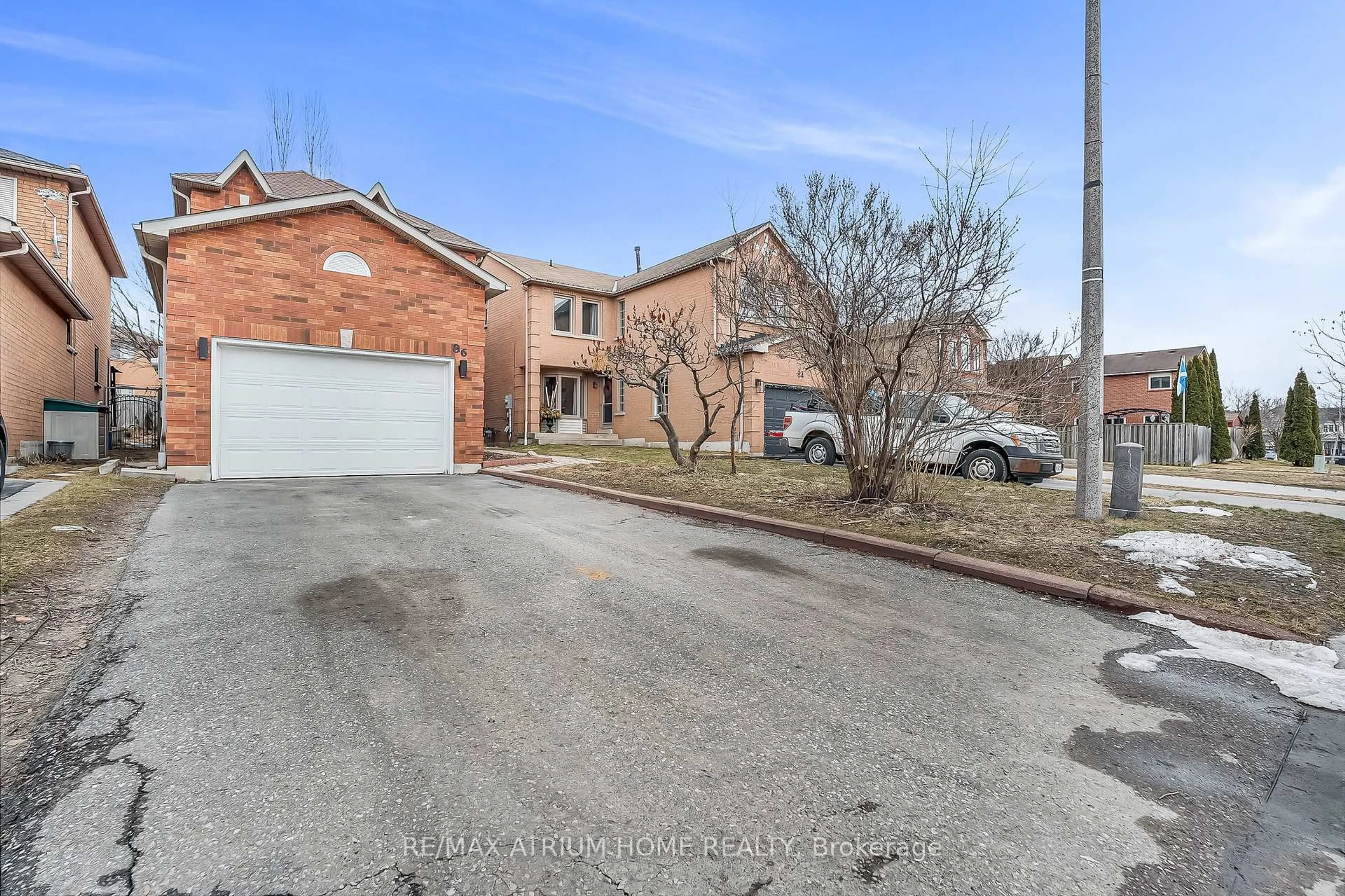 A pic from outside/outdoor area/front of a property/back of a property/a pic from drone, street for 86 Old Colony Dr, Whitby Ontario L1R 2G9