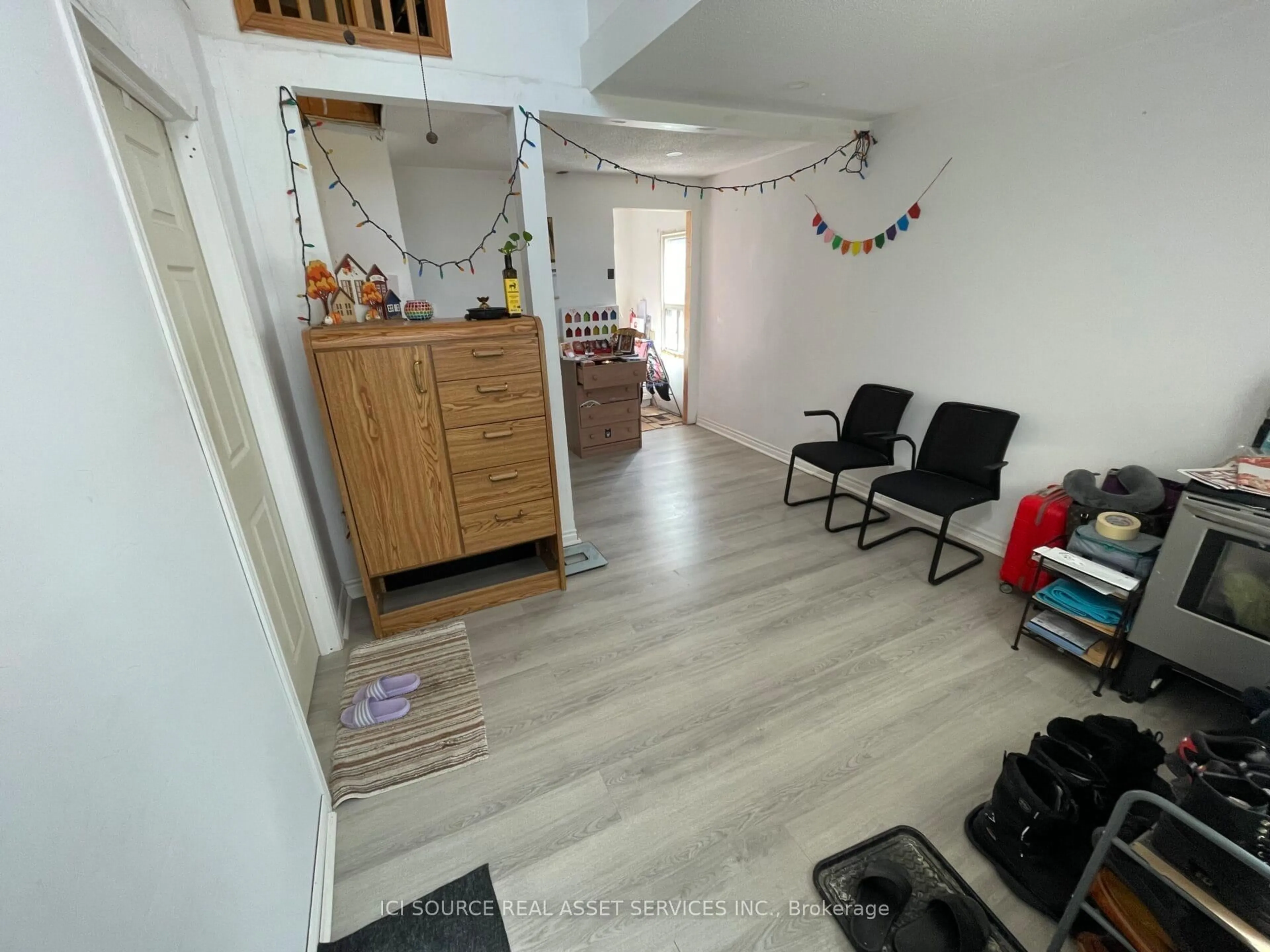 A pic of a room for 547 Montrave Ave, Oshawa Ontario L1J 4S8