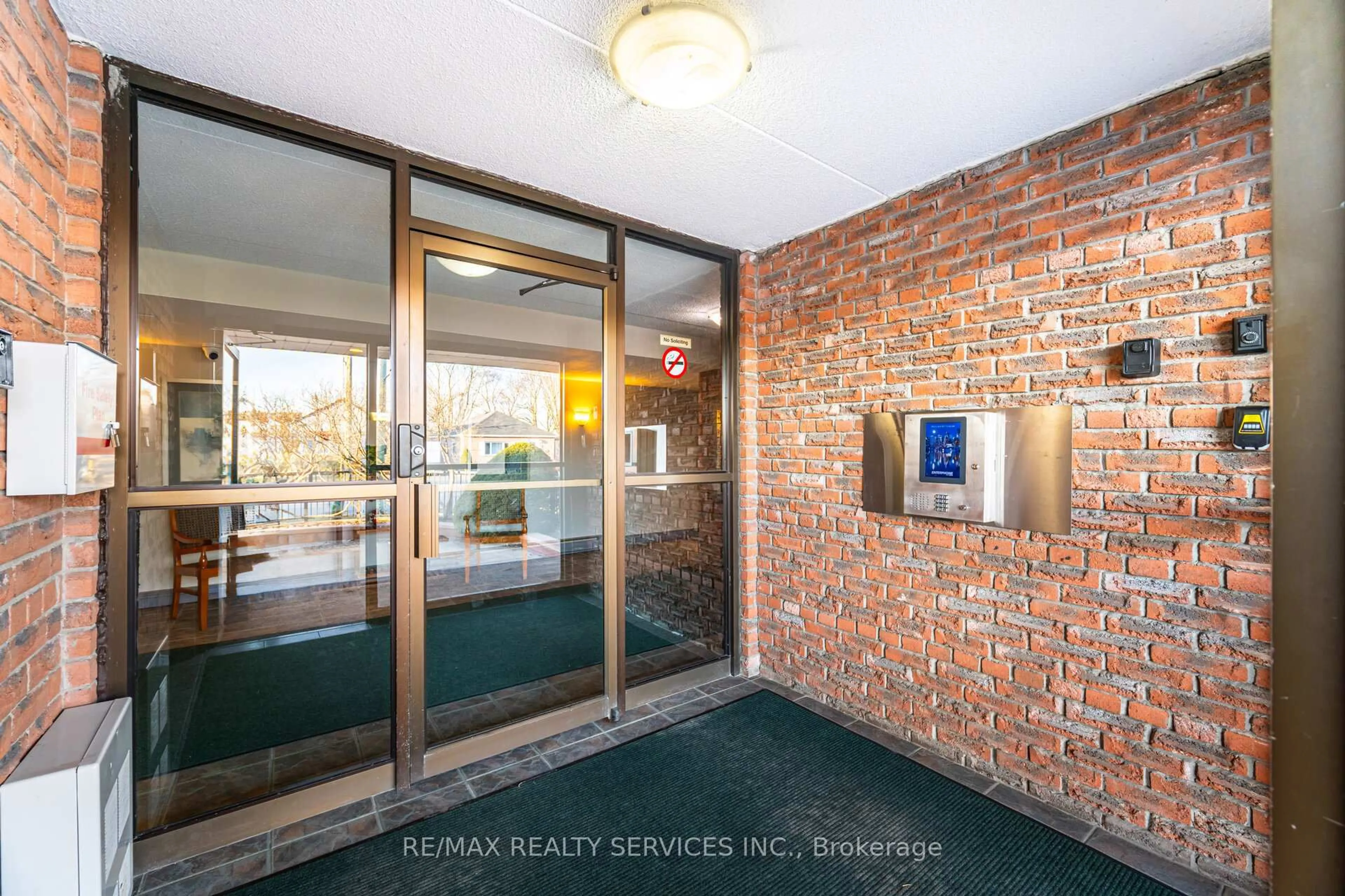 Indoor foyer for 580 Mary St #105, Whitby Ontario L1N 2R3