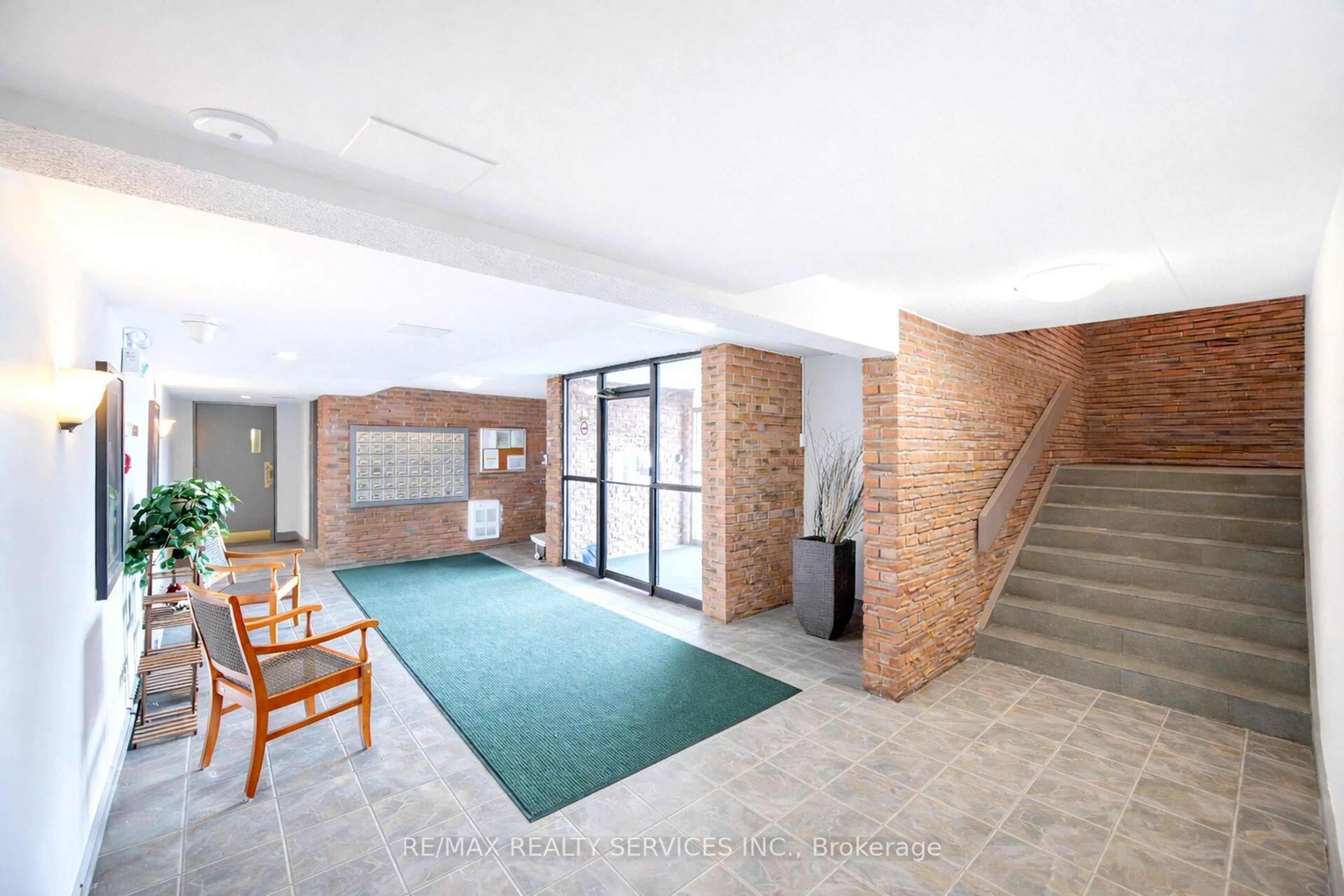 Indoor foyer for 580 Mary St #105, Whitby Ontario L1N 2R3