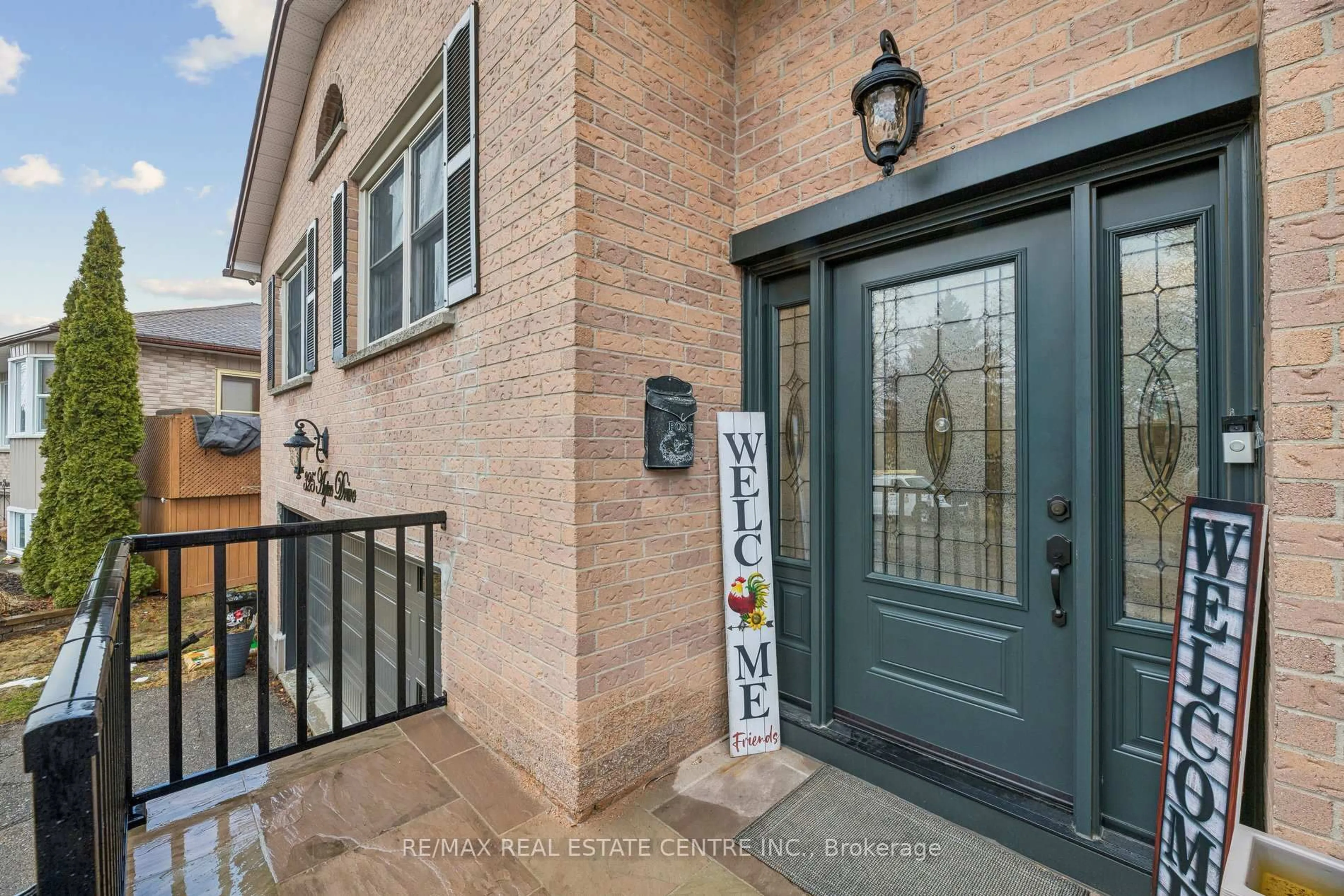 Indoor entryway for 325 Aztec Dr, Oshawa Ontario L1J 7T4