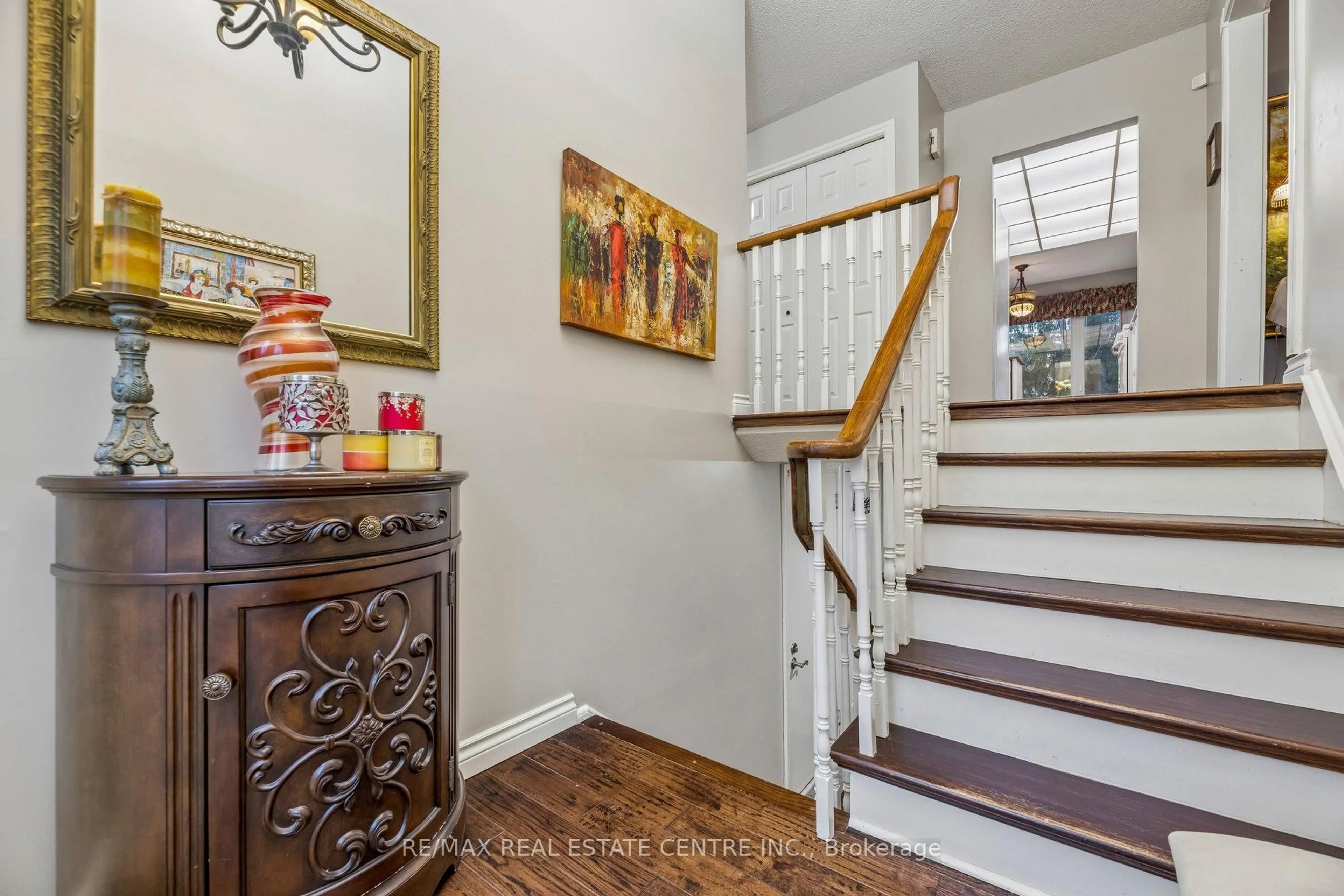 Indoor entryway for 325 Aztec Dr, Oshawa Ontario L1J 7T4