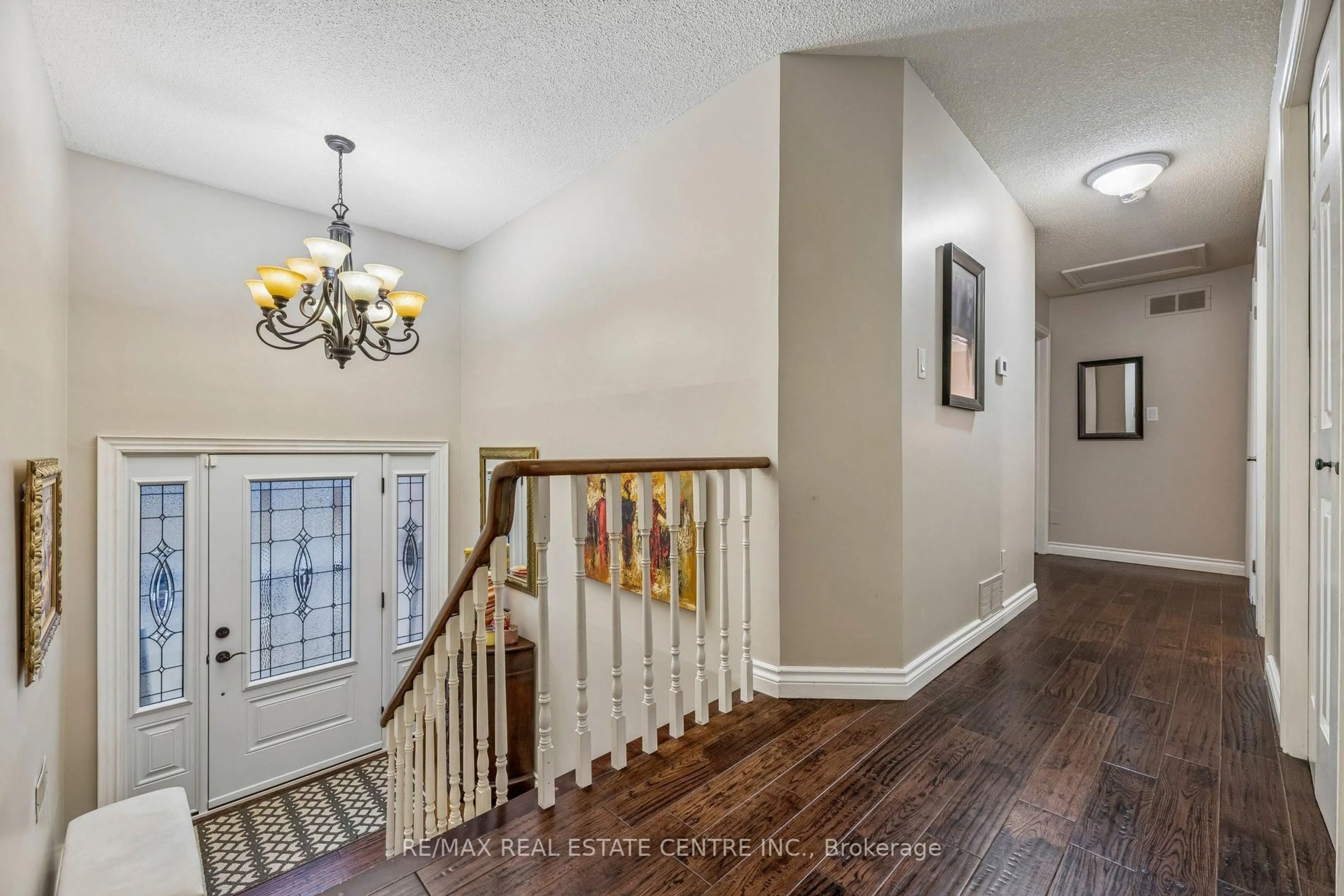 Indoor entryway for 325 Aztec Dr, Oshawa Ontario L1J 7T4