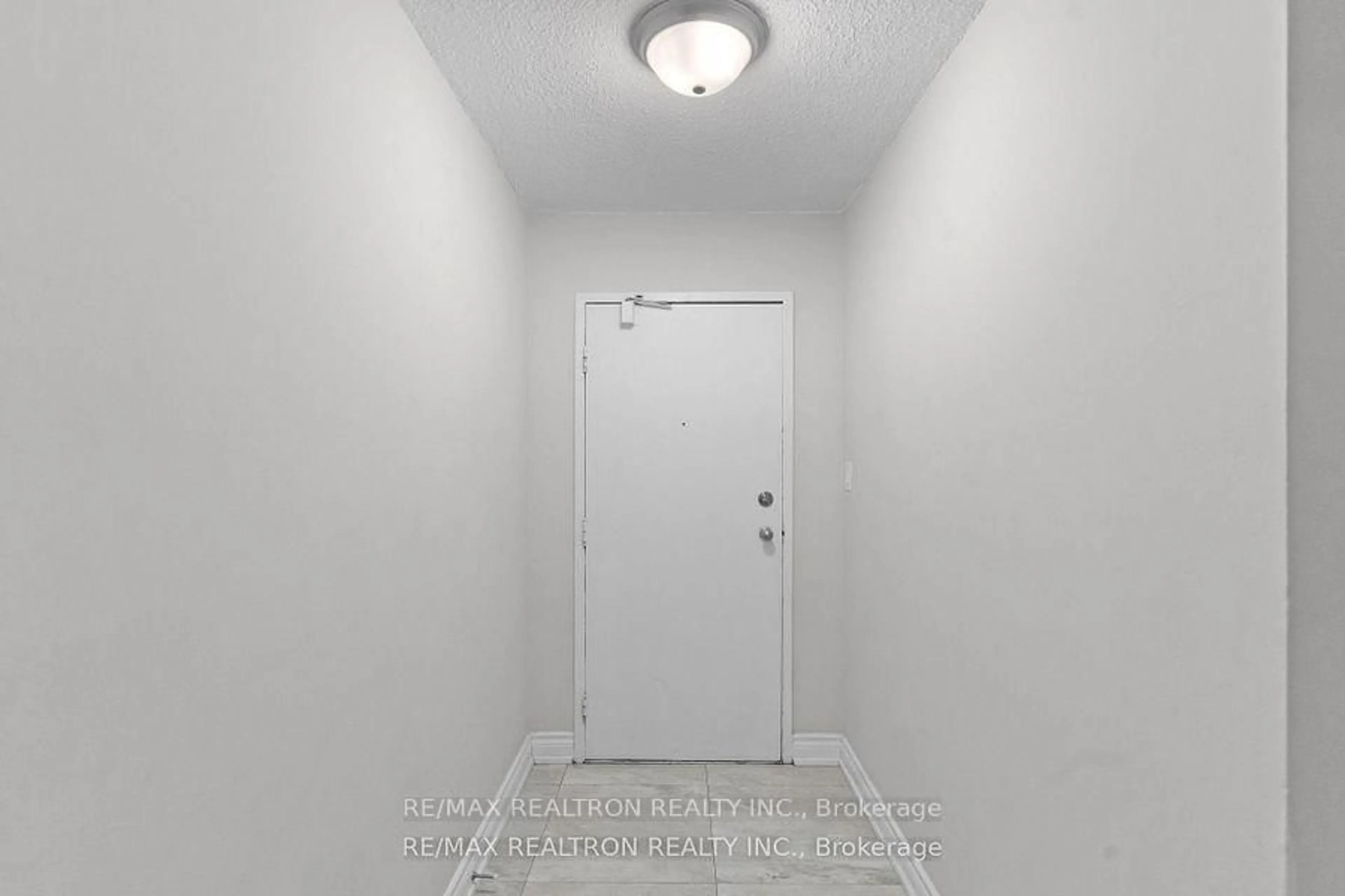 Indoor entryway for 100 Wingarden Crt #910, Toronto Ontario M1B 2P4