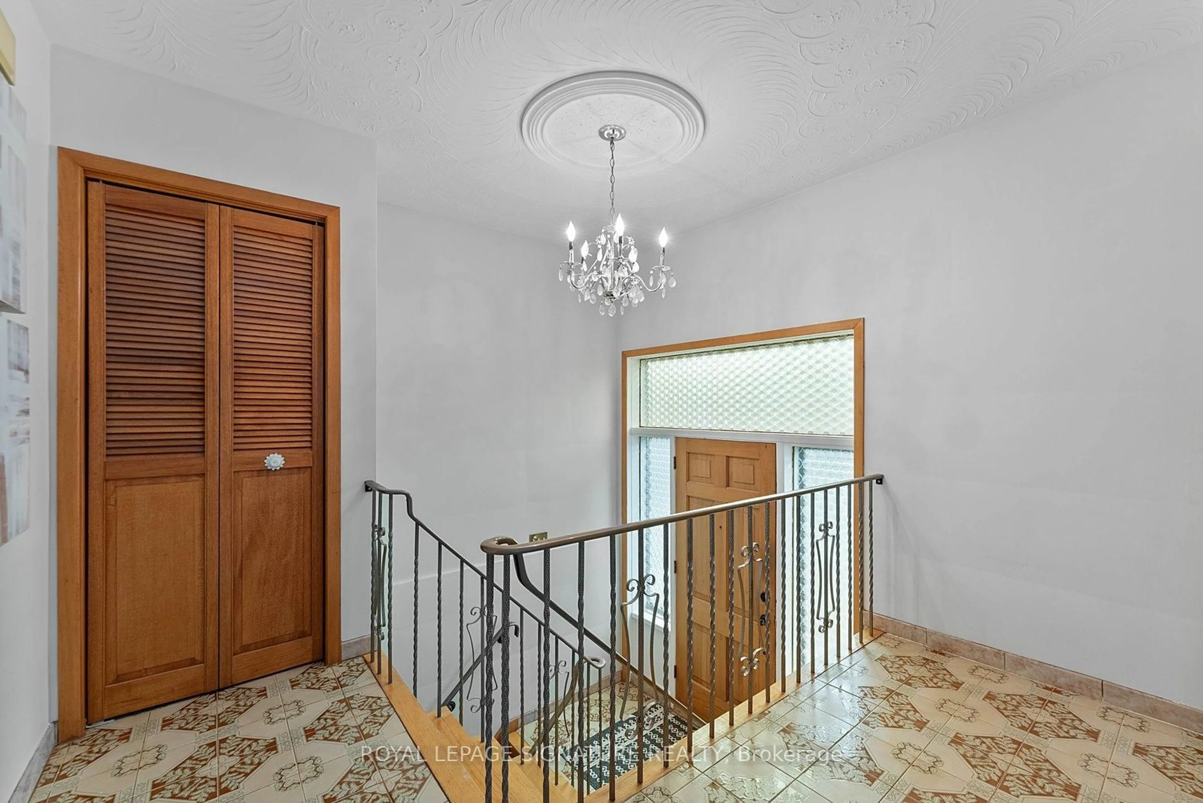 Indoor foyer for 28 Fred Bland Cres, Toronto Ontario M1J 3L8