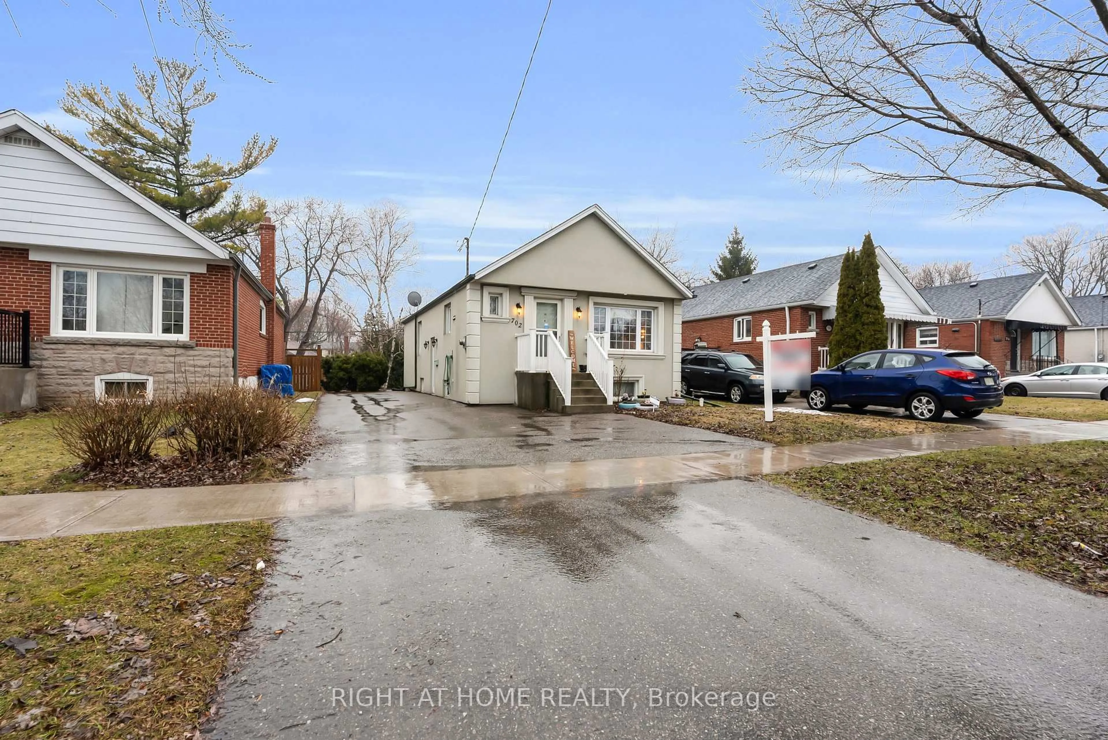 A pic from outside/outdoor area/front of a property/back of a property/a pic from drone, street for 702 Pharmacy Ave, Toronto Ontario M1L 3J2