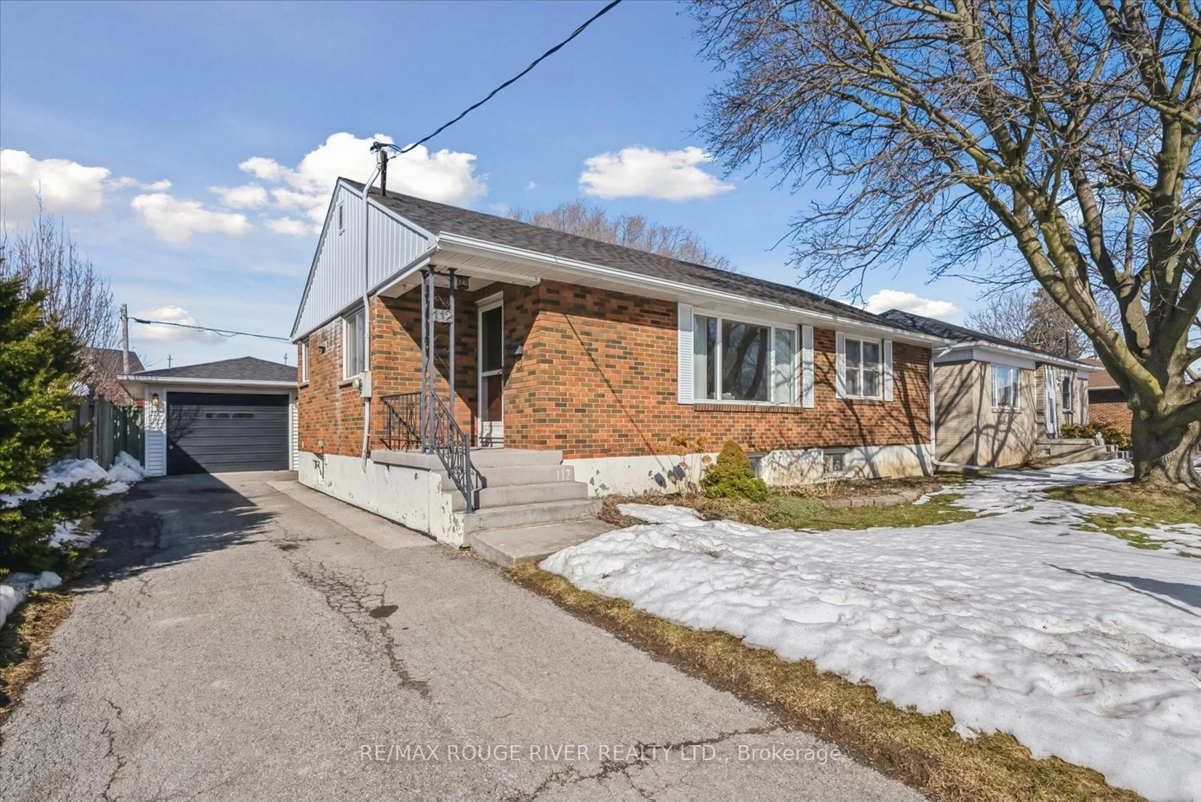 Home with brick exterior material, street for 112 Wellington Ave, Oshawa Ontario L1H 3X9