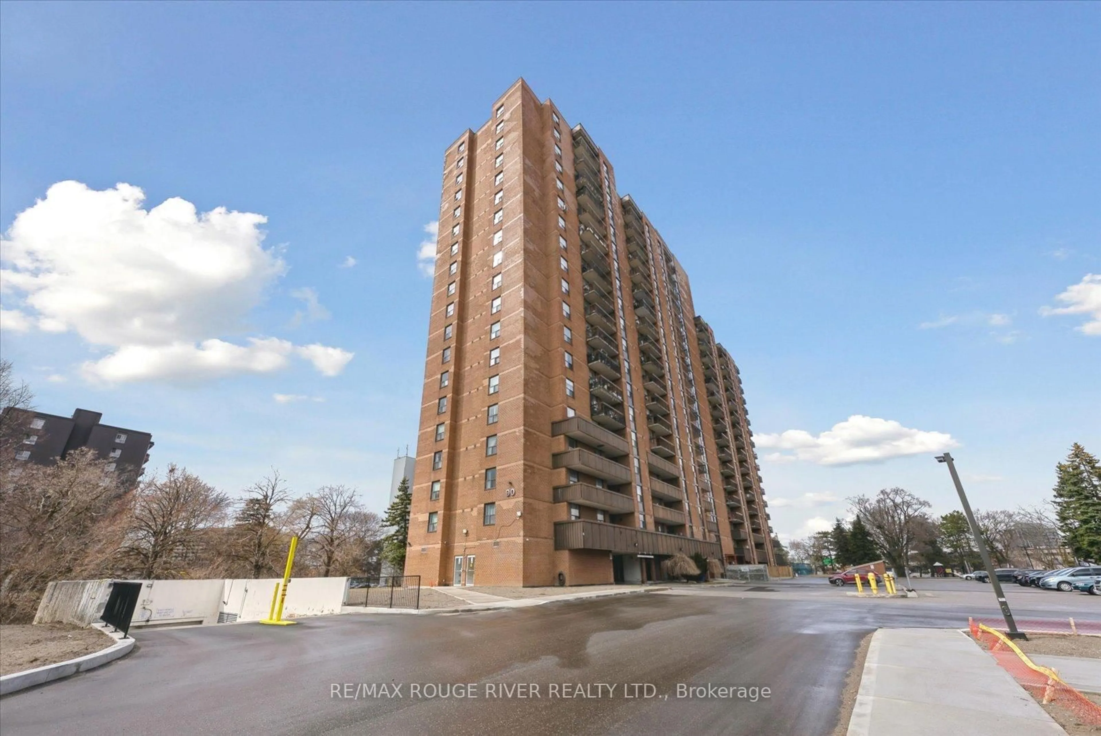 A pic from outside/outdoor area/front of a property/back of a property/a pic from drone, building for 90 Ling Rd #907, Toronto Ontario M1E 4Y3