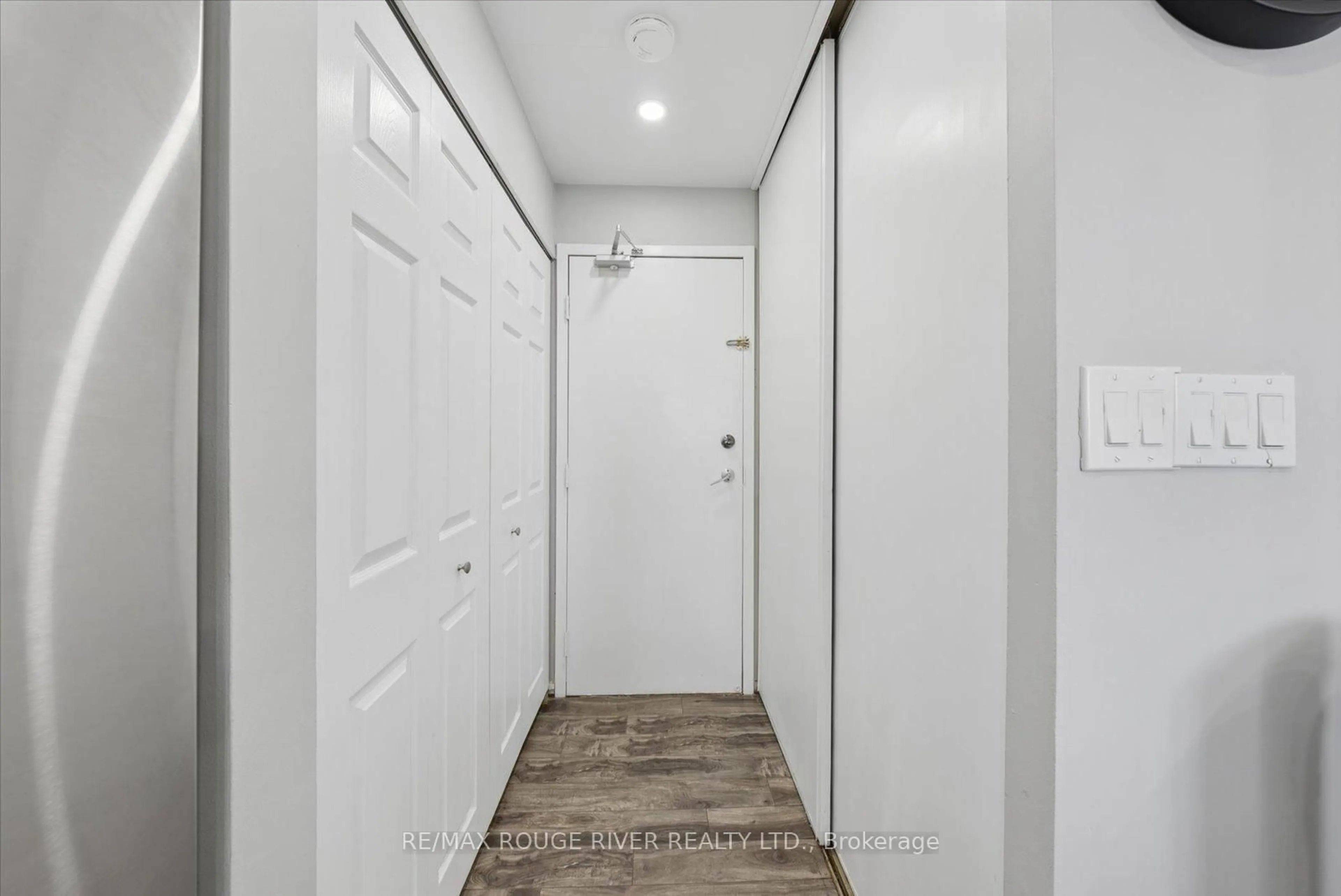 Indoor entryway for 90 Ling Rd #907, Toronto Ontario M1E 4Y3