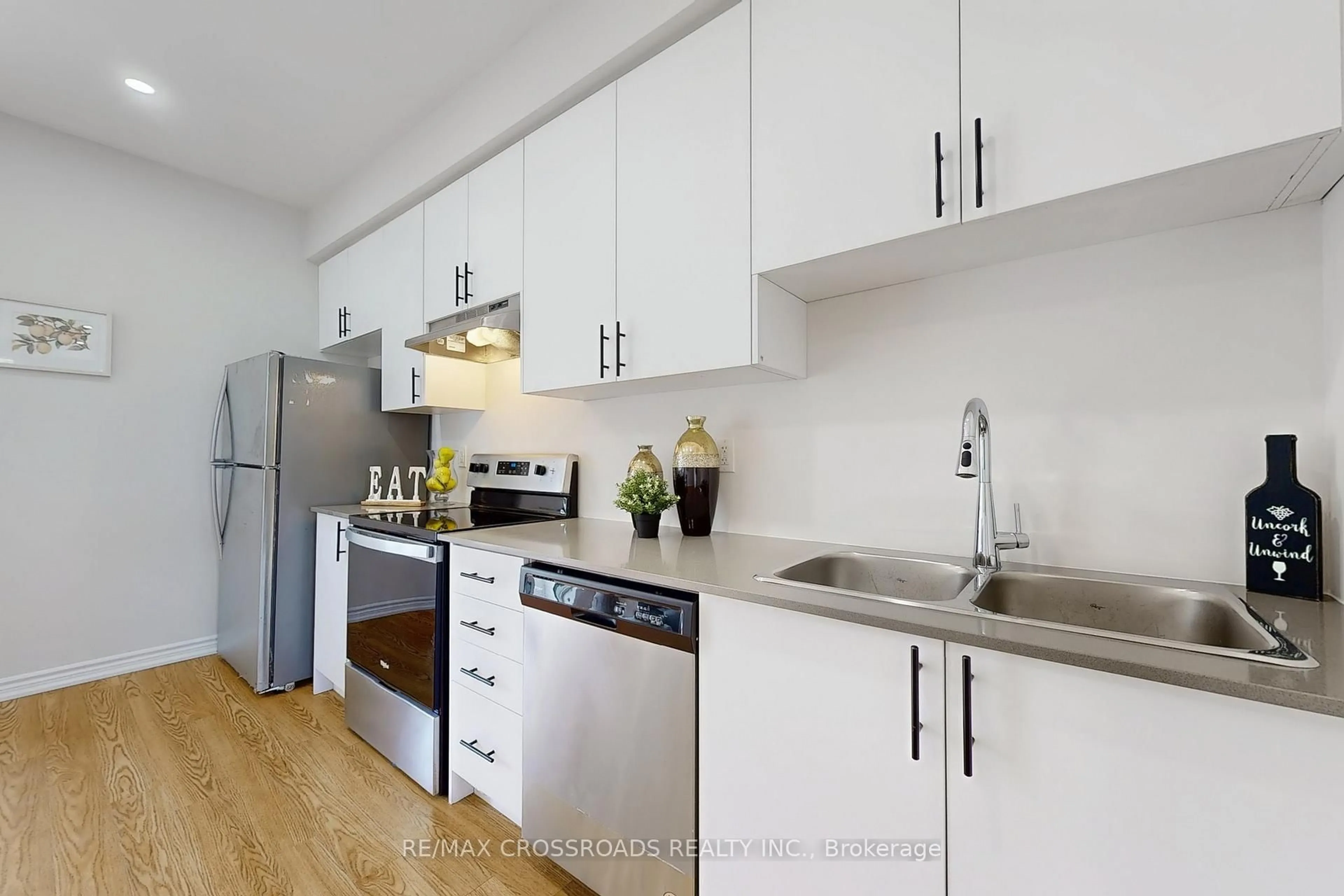 Standard kitchen, unknown for 384 Okanagan Path, Oshawa Ontario L1H 0B1