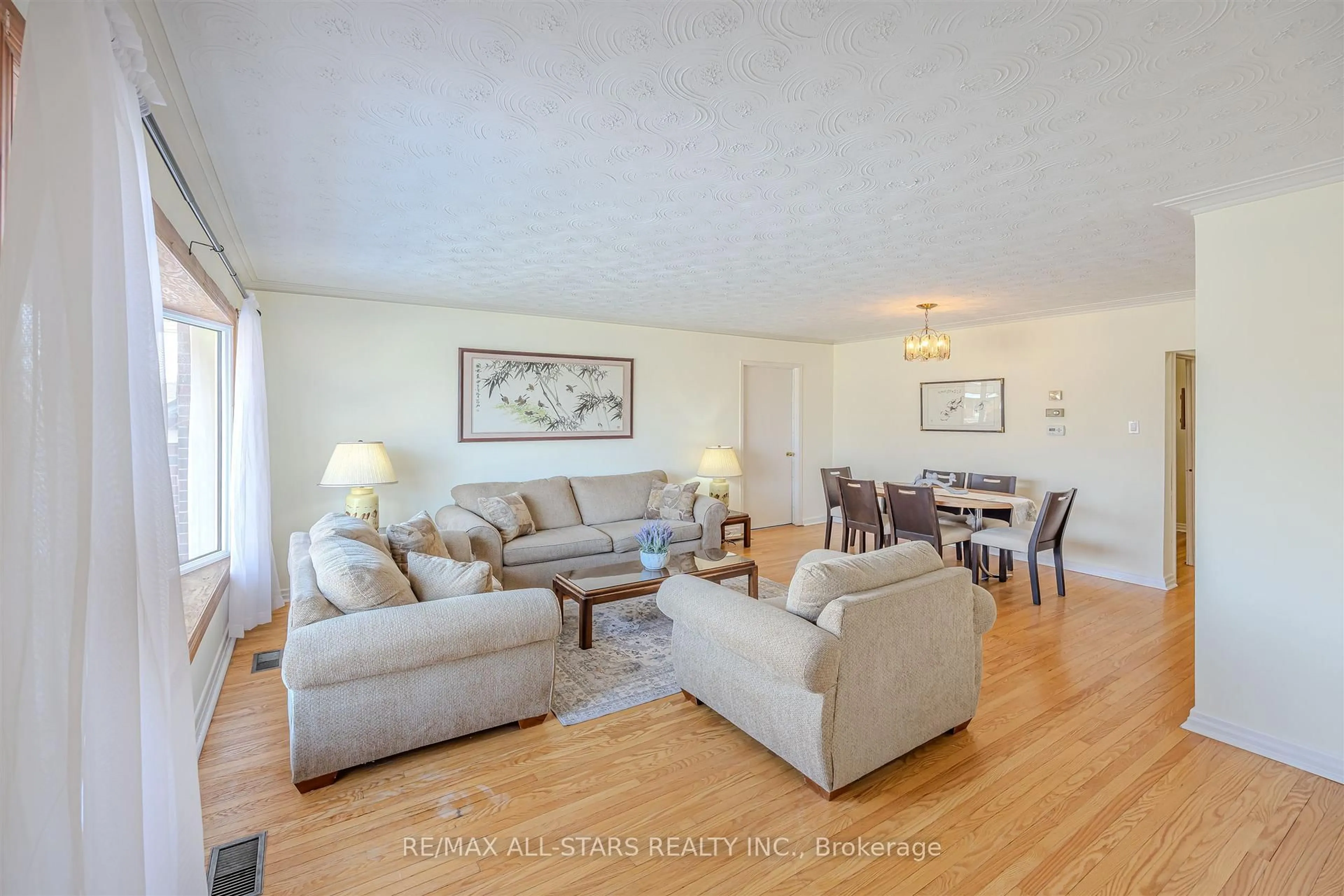 Living room with furniture, wood/laminate floor for 50 Southampton Dr, Toronto Ontario M1K 4V7