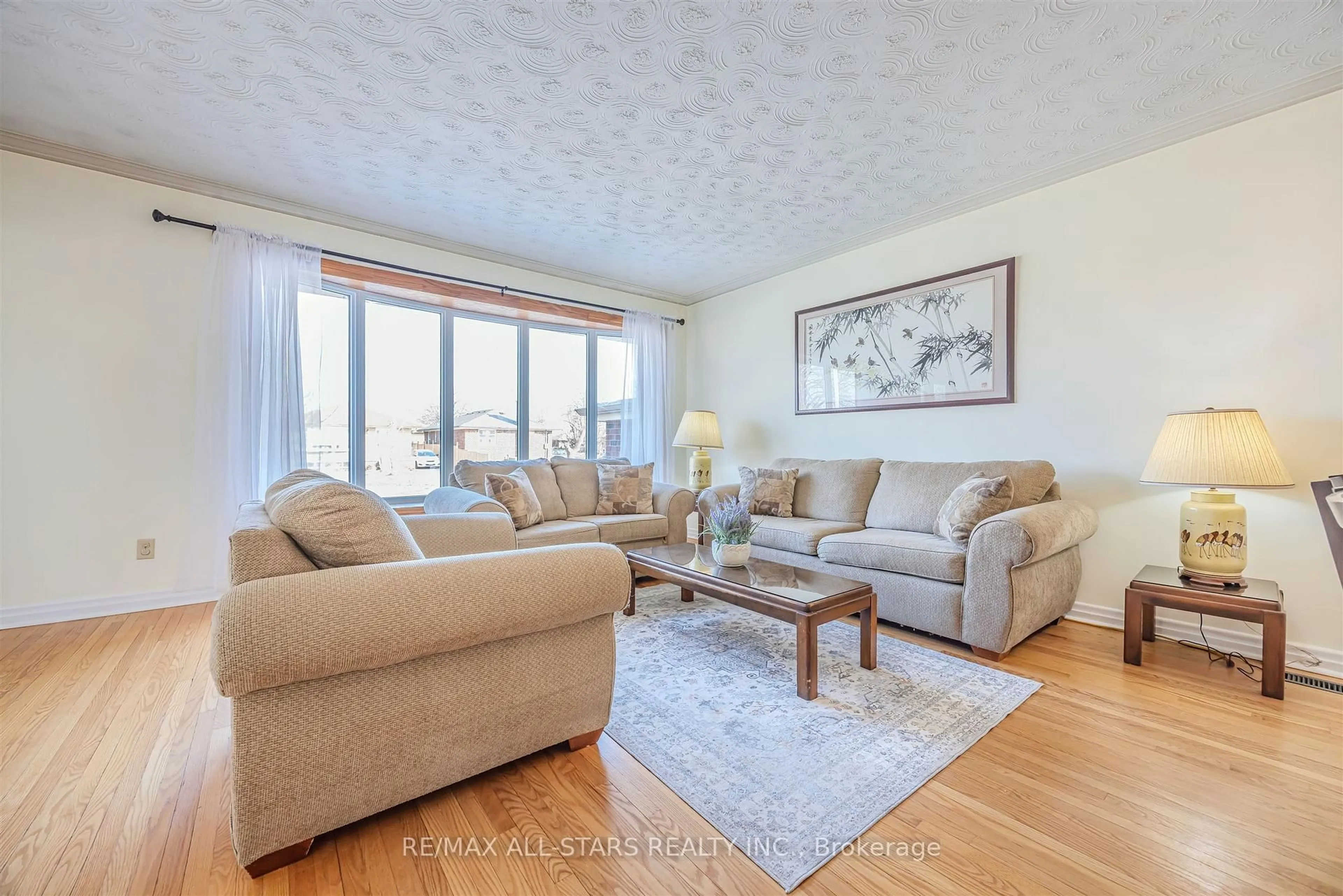Living room with furniture, wood/laminate floor for 50 Southampton Dr, Toronto Ontario M1K 4V7