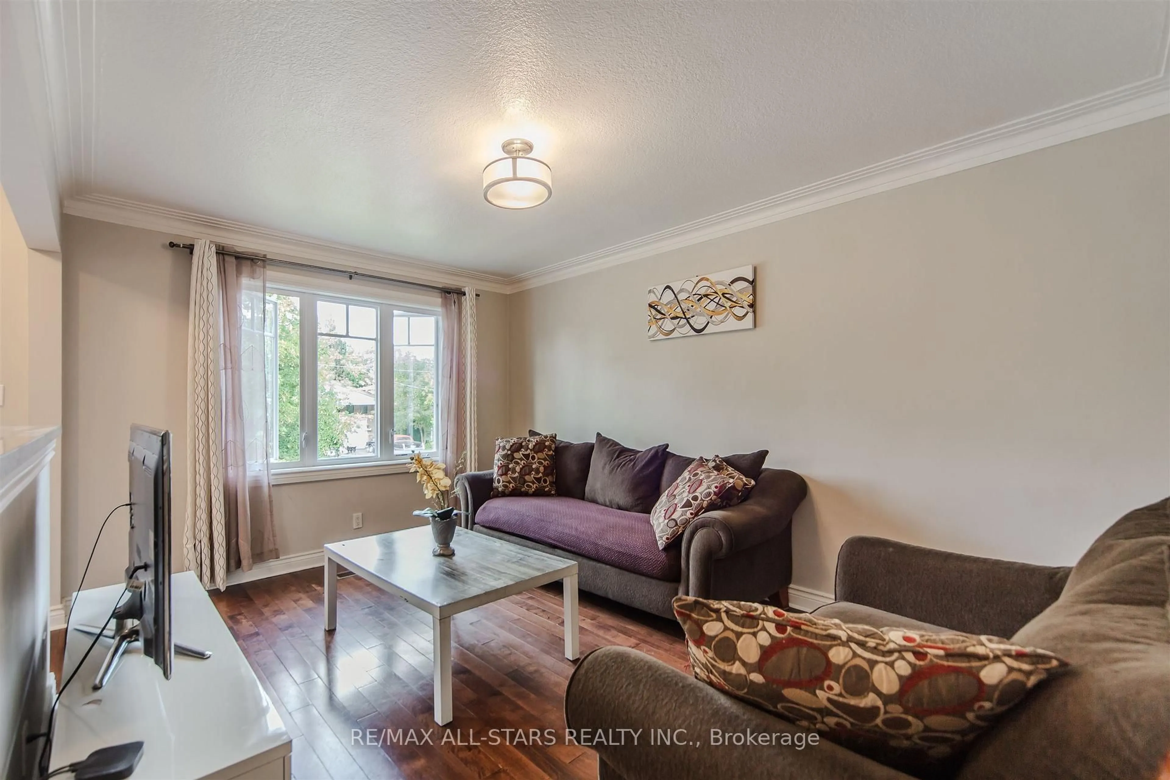Living room with furniture, wood/laminate floor for 27 Martindale Rd, Toronto Ontario M1M 2B8