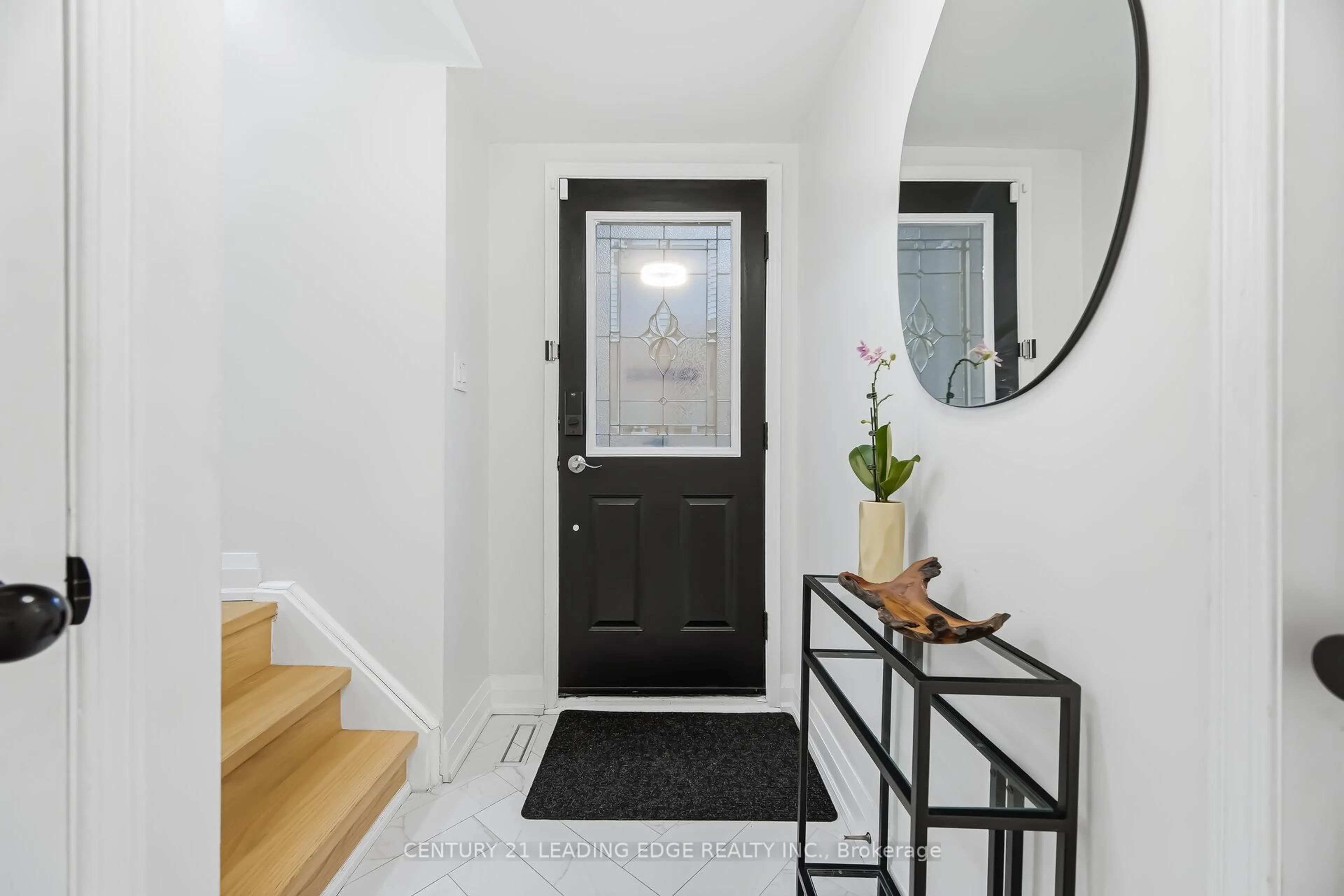 Indoor entryway for 923 Redbird Cres, Pickering Ontario L1V 5K8