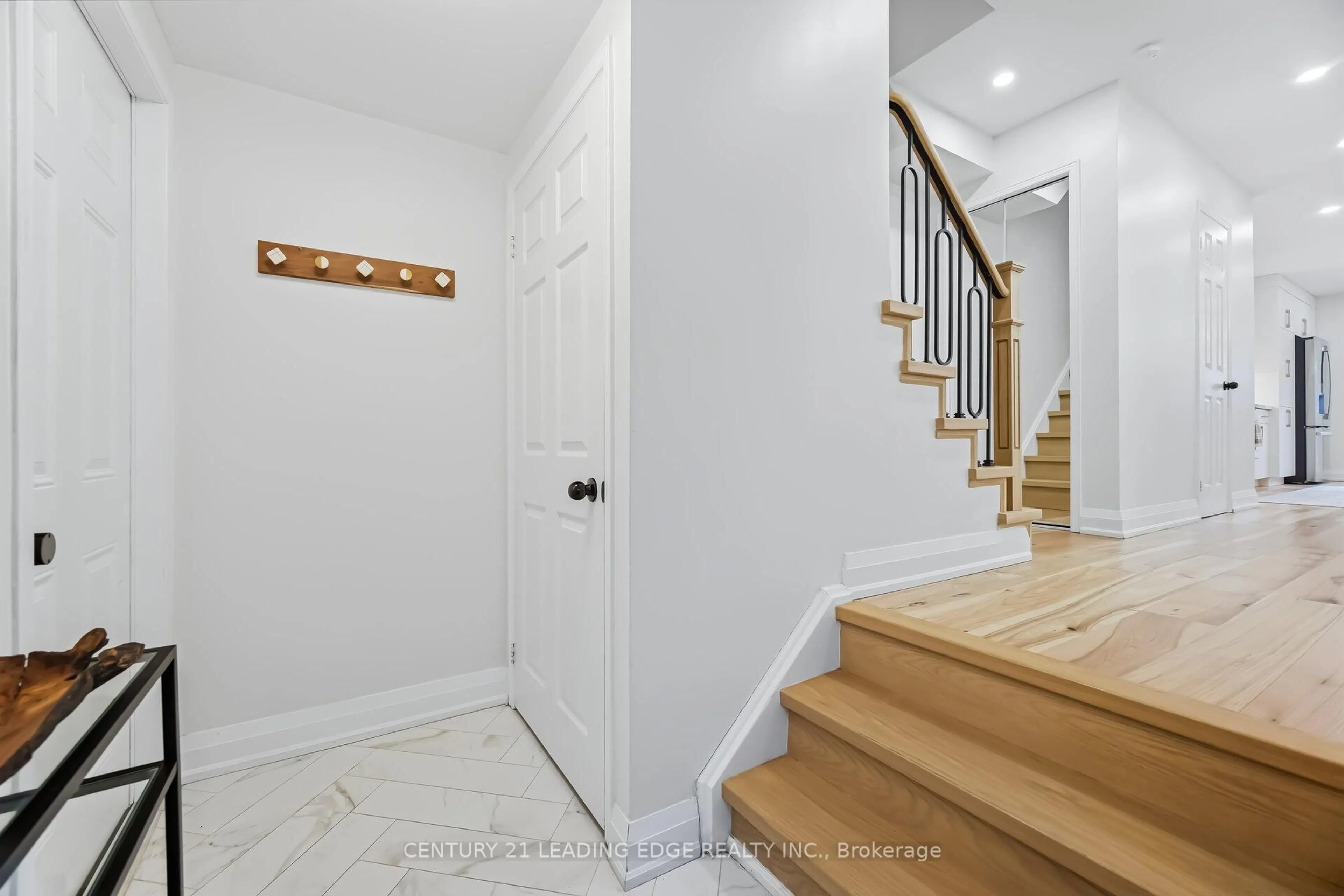 Indoor entryway for 923 Redbird Cres, Pickering Ontario L1V 5K8
