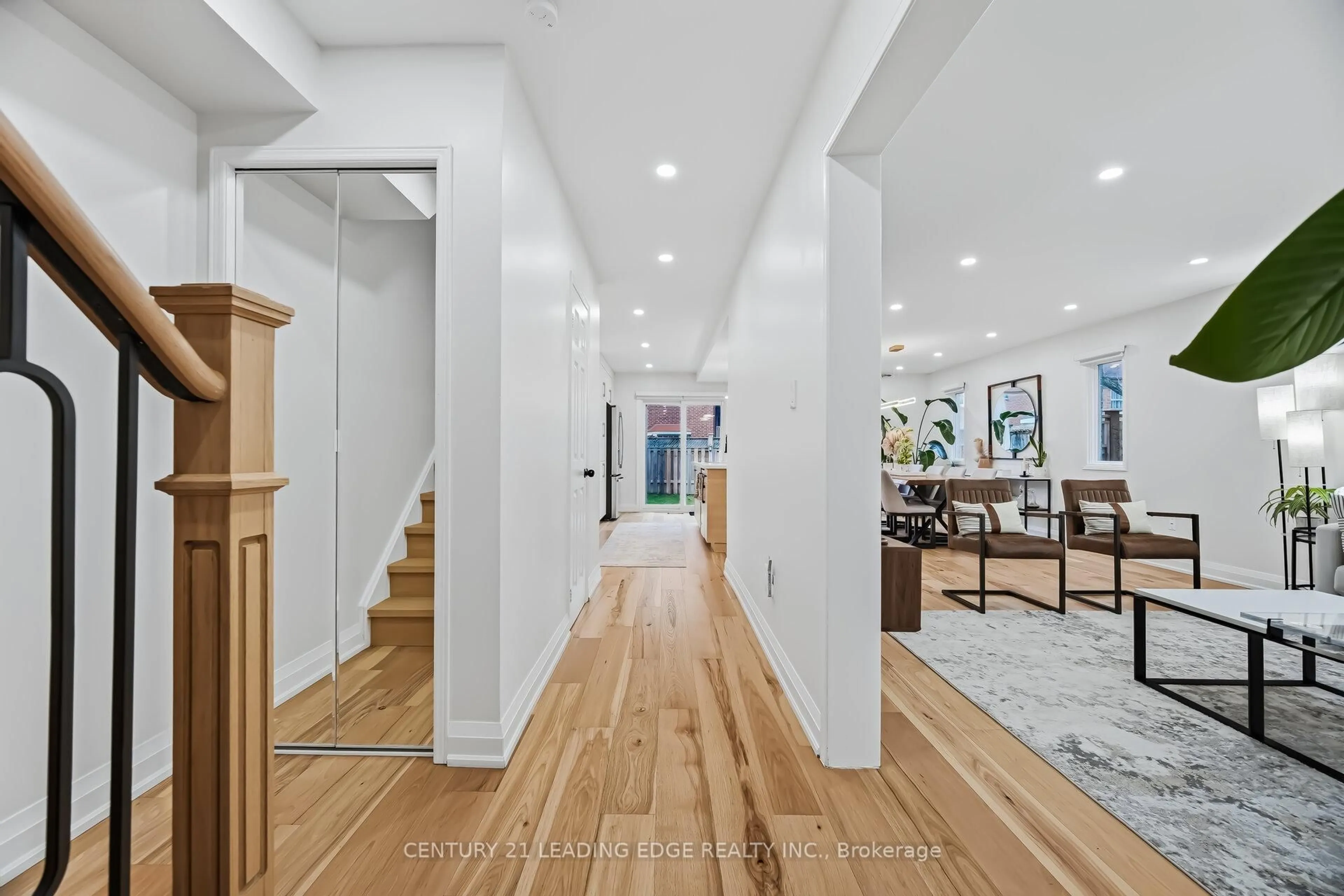 Indoor foyer for 923 Redbird Cres, Pickering Ontario L1V 5K8