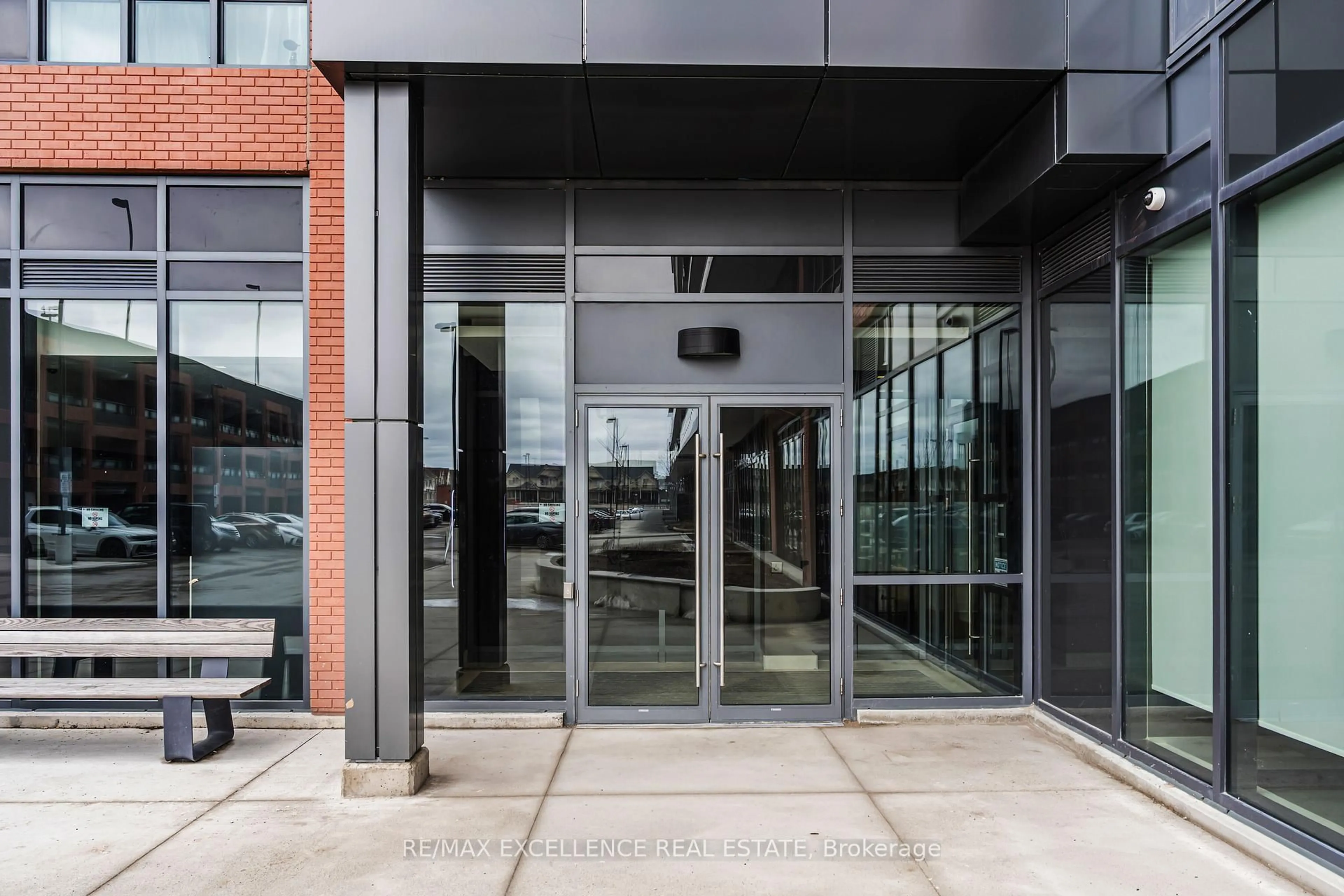 Indoor foyer for 2545 SIMCOE St #202, Oshawa Ontario L1H 7K4