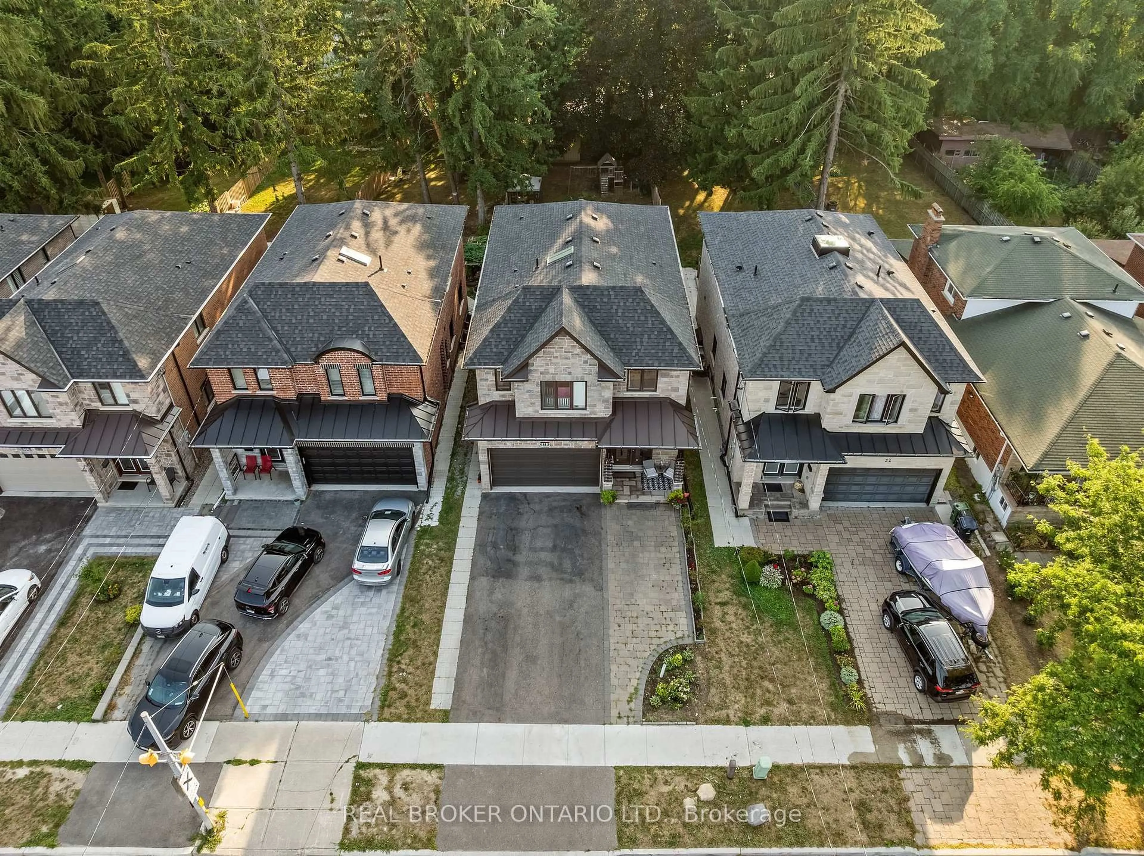 A pic from outside/outdoor area/front of a property/back of a property/a pic from drone, street for 32B Cedar Dr, Toronto Ontario M1J 3E8