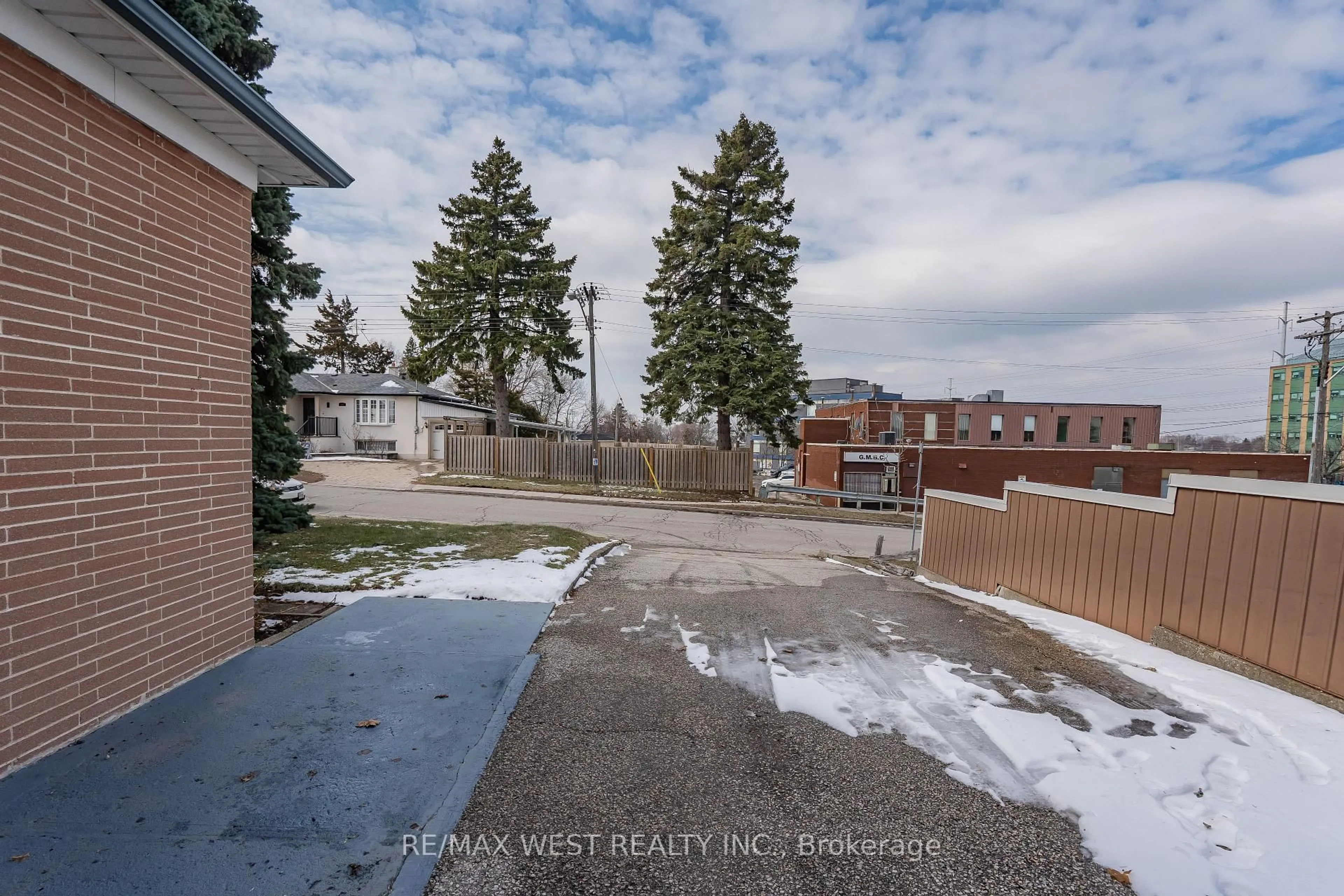 A pic from outside/outdoor area/front of a property/back of a property/a pic from drone, street for 101 Barrymore Rd, Toronto Ontario M1J 1W5