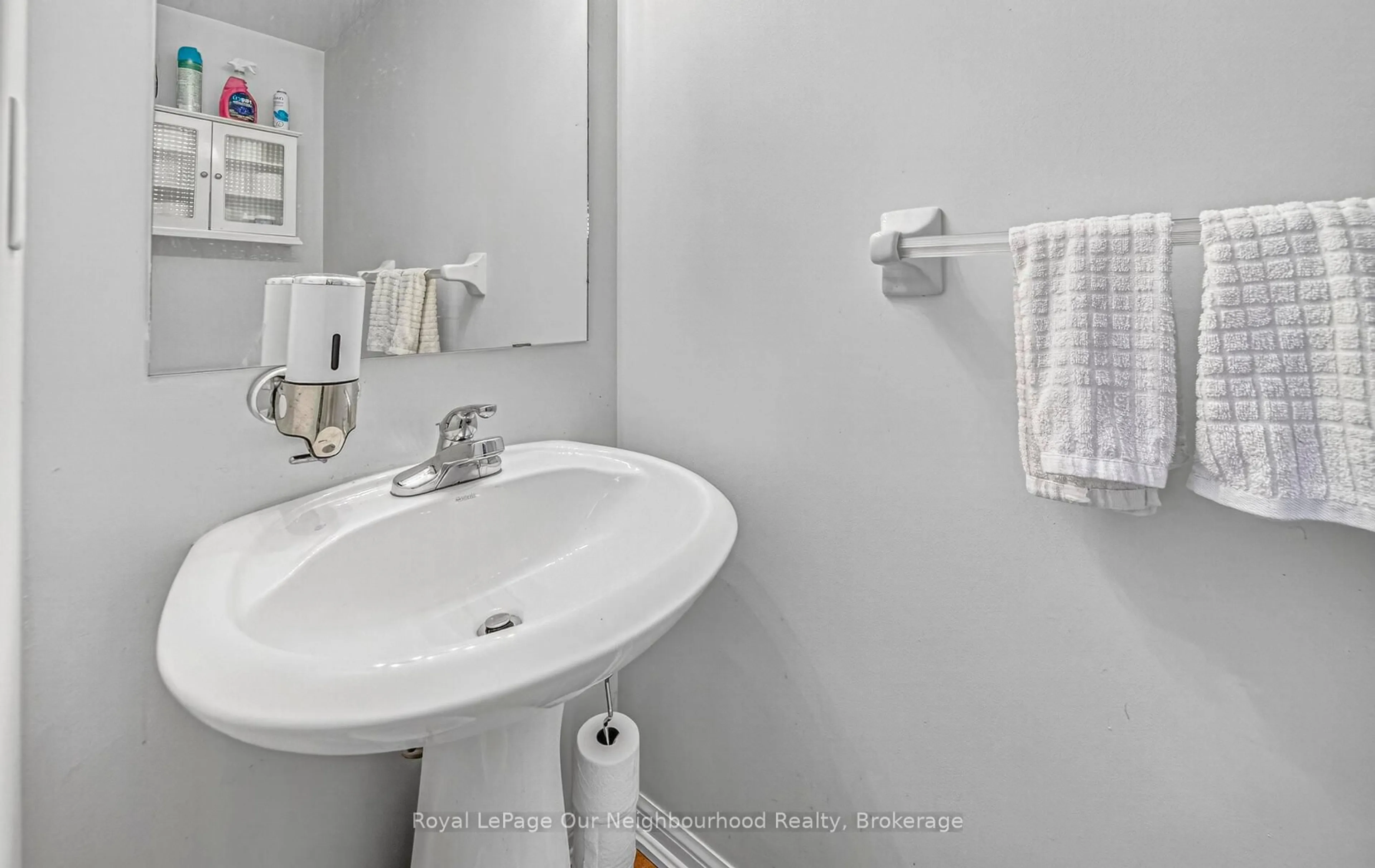 Standard bathroom, ceramic/tile floor for 1581 Sarasota Cres, Oshawa Ontario L1G 8G1