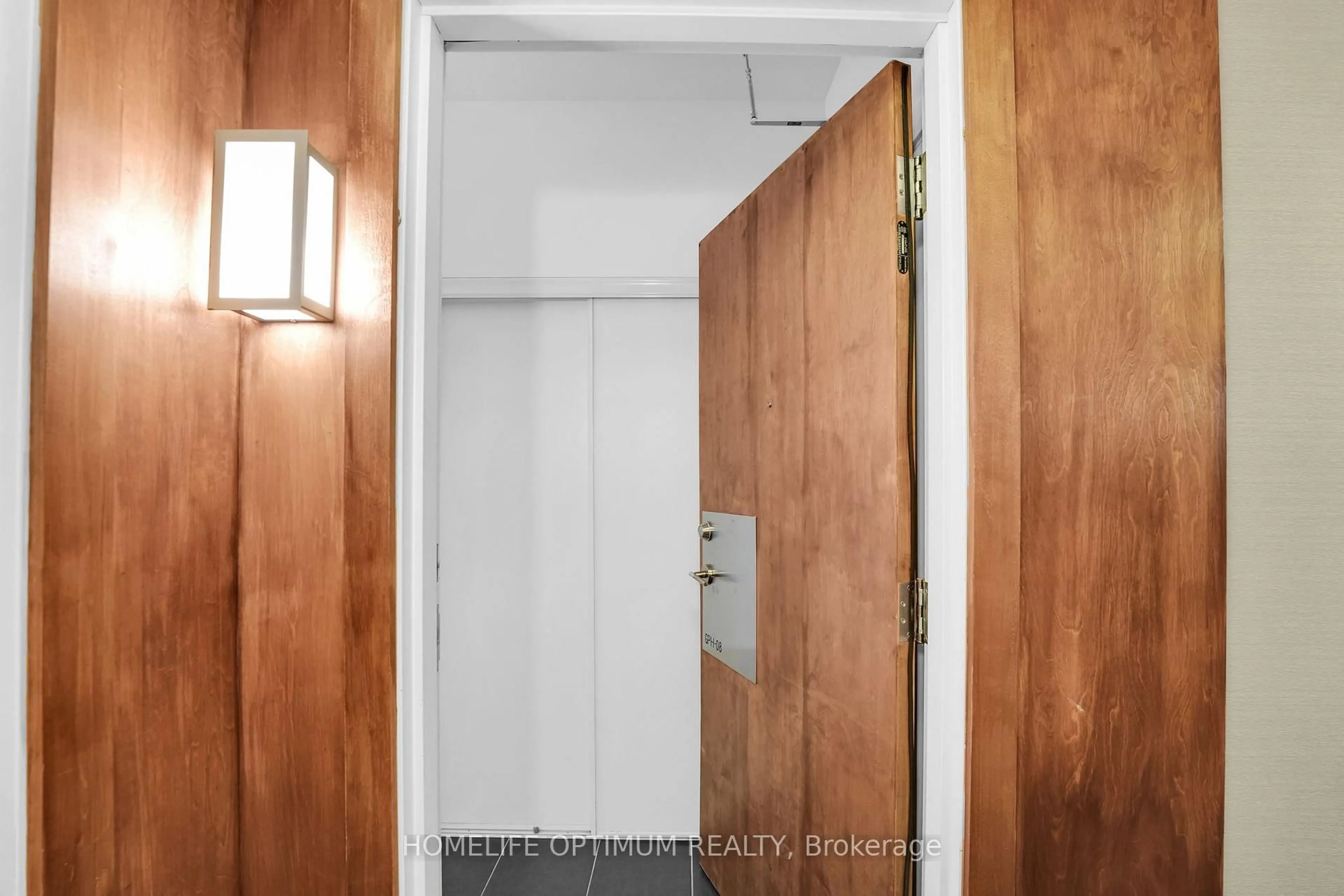 Indoor entryway for 1215 Bayly St #GPH08, Pickering Ontario L1W 1L7
